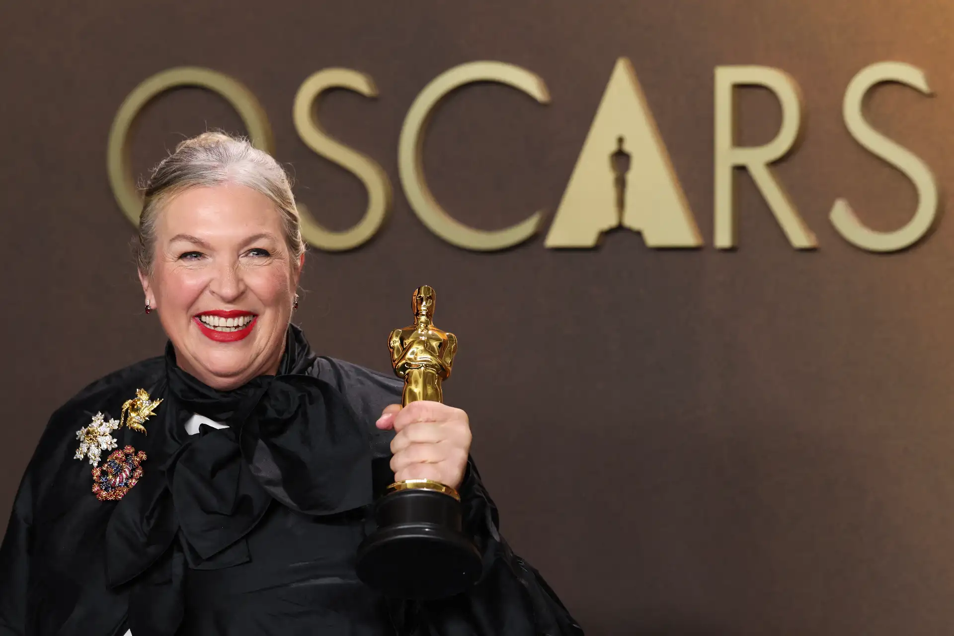 La diseñadora de vestuario estadounidense Kate Hawley posa en la sala de prensa con su Oscar al Mejor Diseño de Vestuario por "Frankenstein" durante la 98.ª edición de los Premios Óscar en el Dolby Theatre de Hollywood, California.
Foto: AFP
