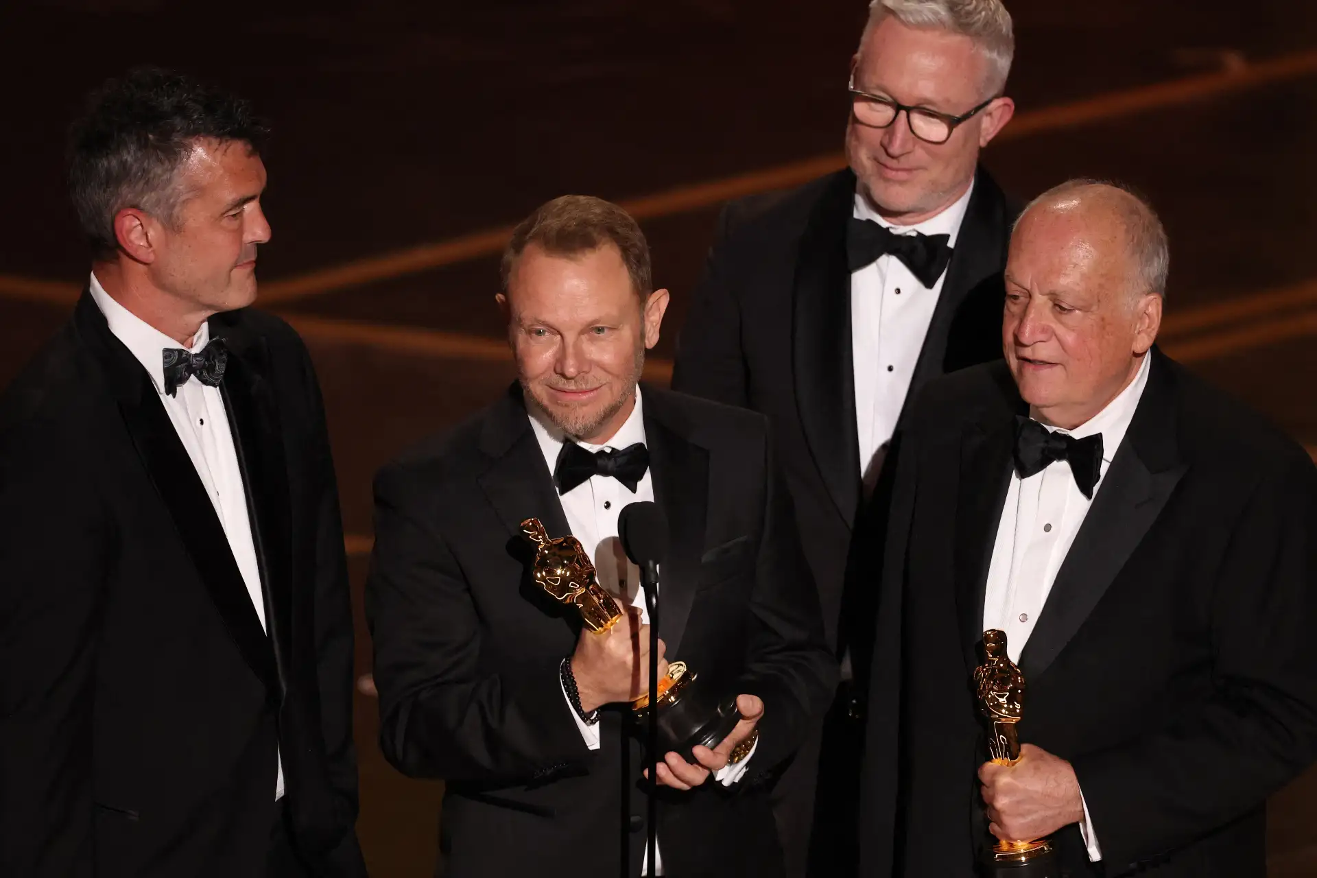 El supervisor de efectos visuales estadounidense Eric Saindon, el artista de efectos visuales estadounidense Richard Baneham, Daniel Barrett y el supervisor de efectos visuales estadounidense Joe Letteri reciben el premio a los Mejores Efectos Visuales por "Avatar: Fuego y Ceniza" en el escenario durante la 98.ª edición de los Premios Óscar en el Dolby Theatre de Hollywood, California.
Foto: AFP