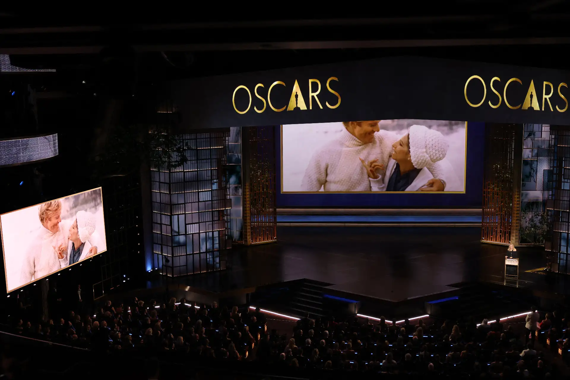 Una pantalla muestra al fallecido actor estadounidense Robert Redford junto a la cantante estadounidense Barbra Streisand mientras ella habla durante un segmento en memoria de los fallecidos en el escenario de la 98.ª edición de los Premios Óscar en el Dolby Theatre de Hollywood, California.
Foto: AFP