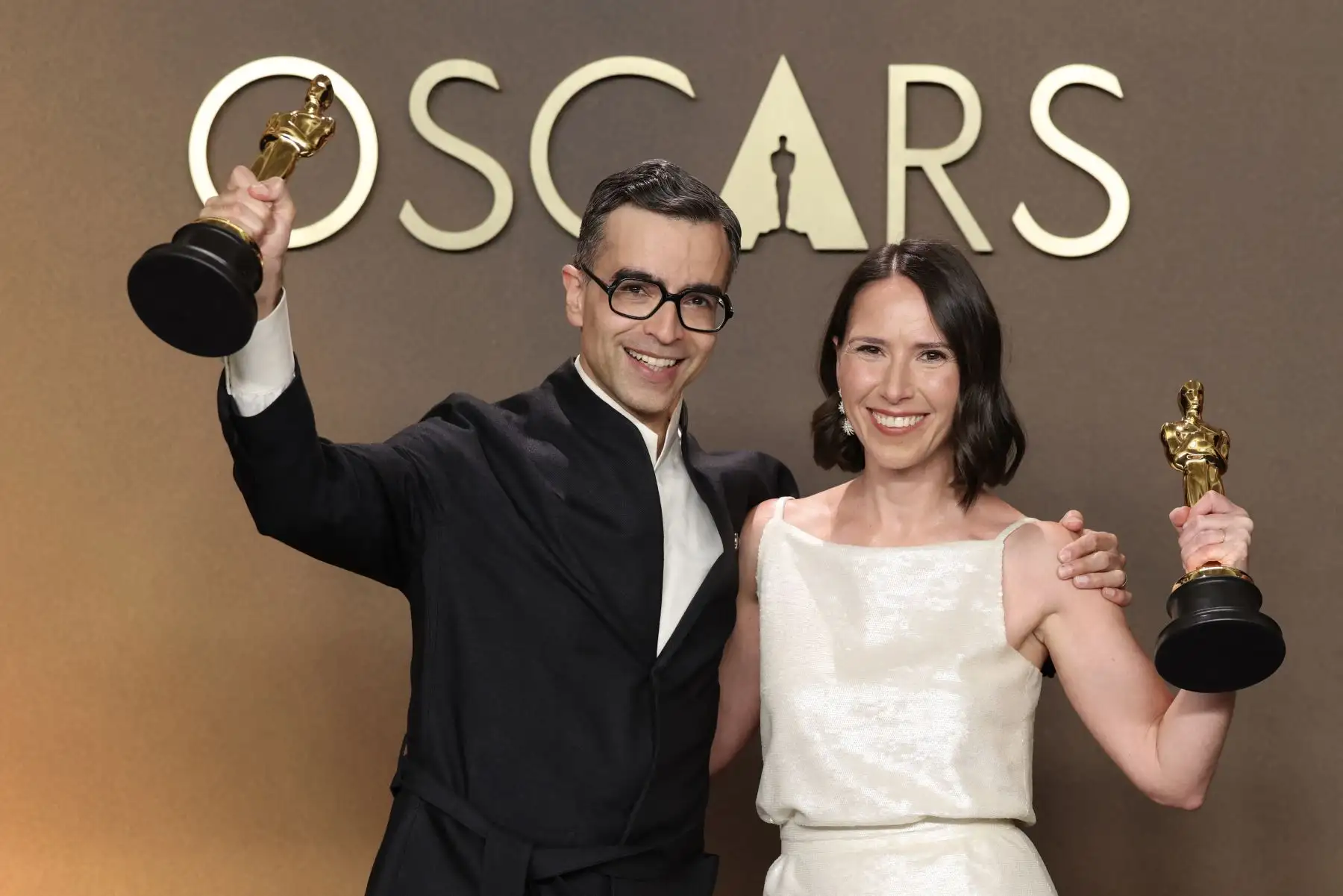 El cineasta estadounidense Alexandre Singh y la curadora estadounidense Natalie Musteata posan en la sala de prensa con el Óscar al Mejor Cortometraje de Acción Real por "Two People Exchanging Saliva" durante la 98.ª edición de los Premios Óscar en el Dolby Theatre de Hollywood, California.
Foto: AFP