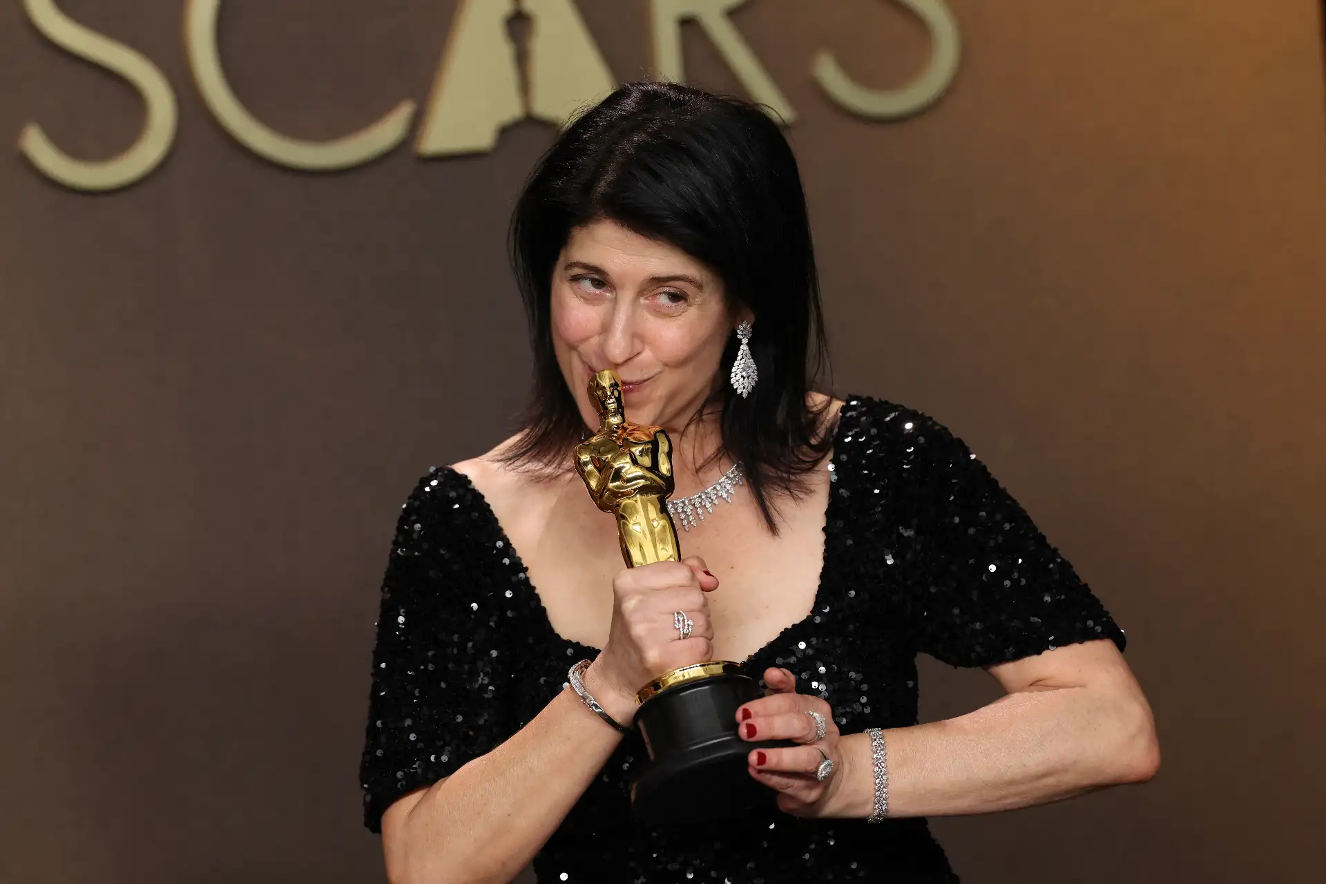 La directora de casting estadounidense Cassandra Kulukundis posa en la sala de prensa con el Oscar al Mejor Reparto por "One Battle After Another" durante la 98.ª edición de los Premios Óscar en el Dolby Theatre de Hollywood, California.
Foto: AFP