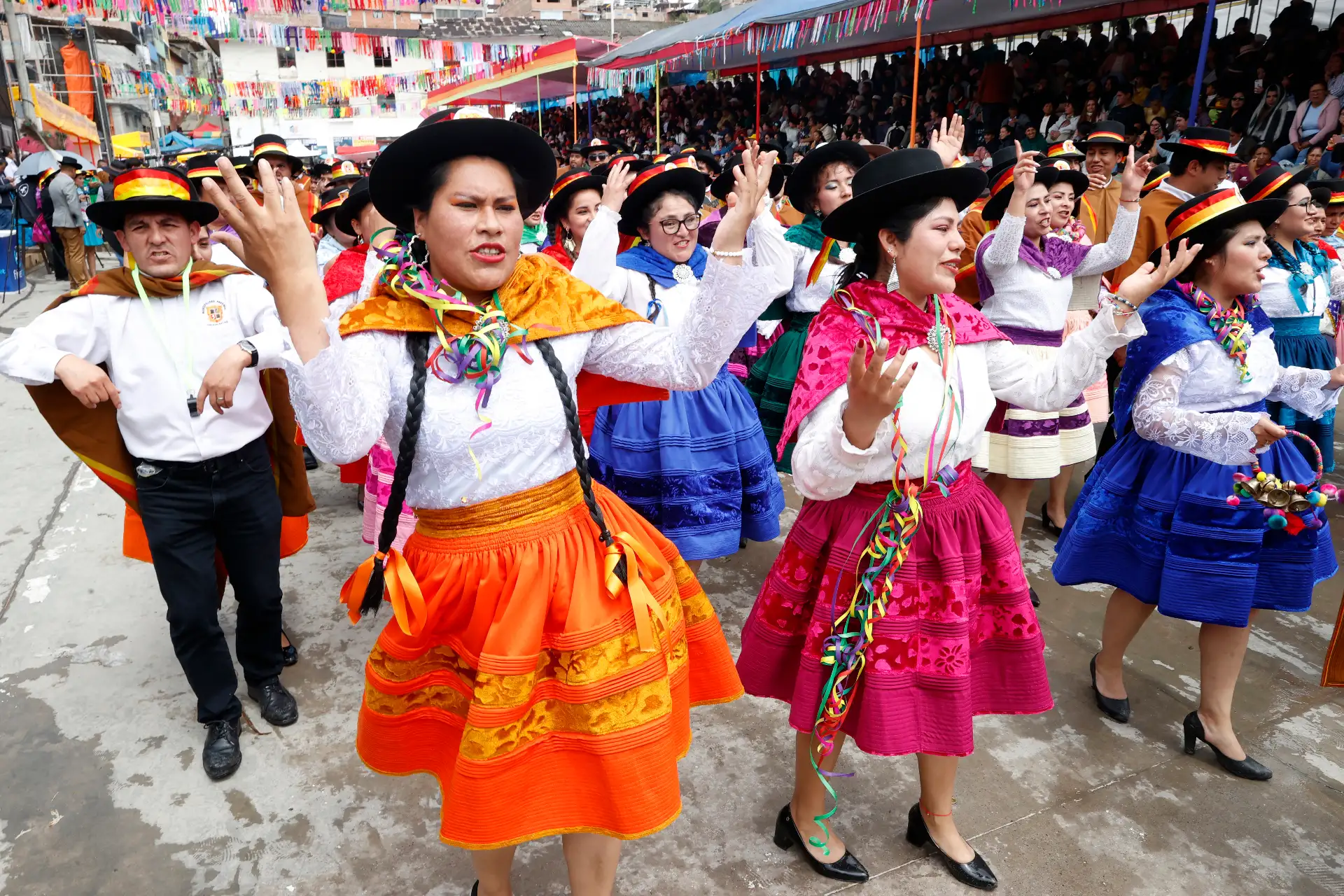La ciudad de Andahuaylas se llenó de música, color y tradición con la celebración del Carnaval Pukllay 2026, una de las festividades culturales más representativas de la región Apurímac. Delegaciones de diversas comunidades participaron con comparsas, danzas y vestimentas tradicionales que reflejan la identidad andina. Foto: ANDINA/Vidal Tarqui