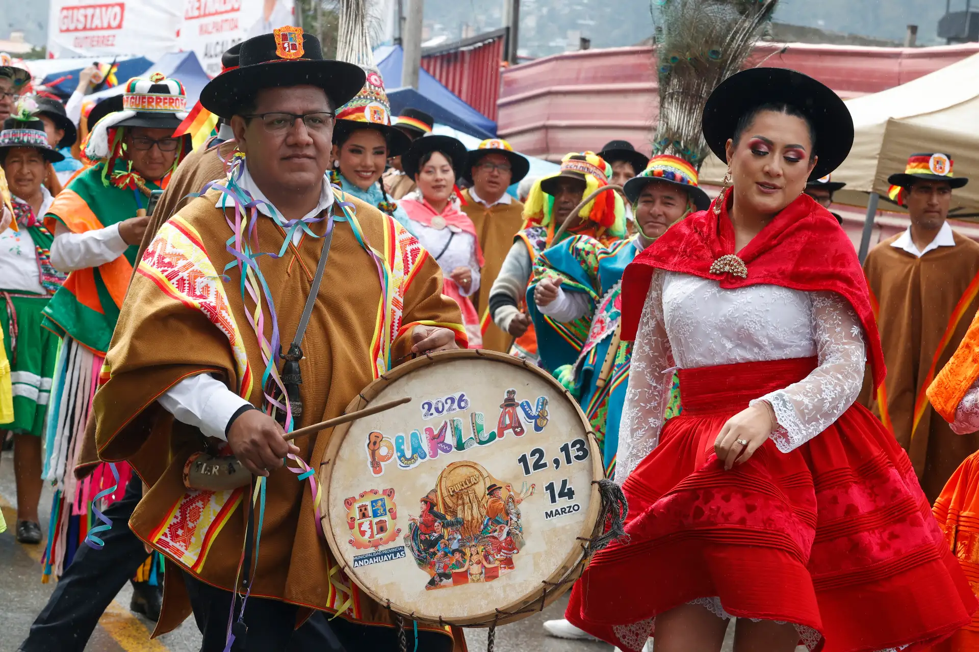La ciudad de Andahuaylas se llenó de música, color y tradición con la celebración del Carnaval Pukllay 2026, una de las festividades culturales más representativas de la región Apurímac. Delegaciones de diversas comunidades participaron con comparsas, danzas y vestimentas tradicionales que reflejan la identidad andina. Foto: ANDINA/Vidal Tarqui