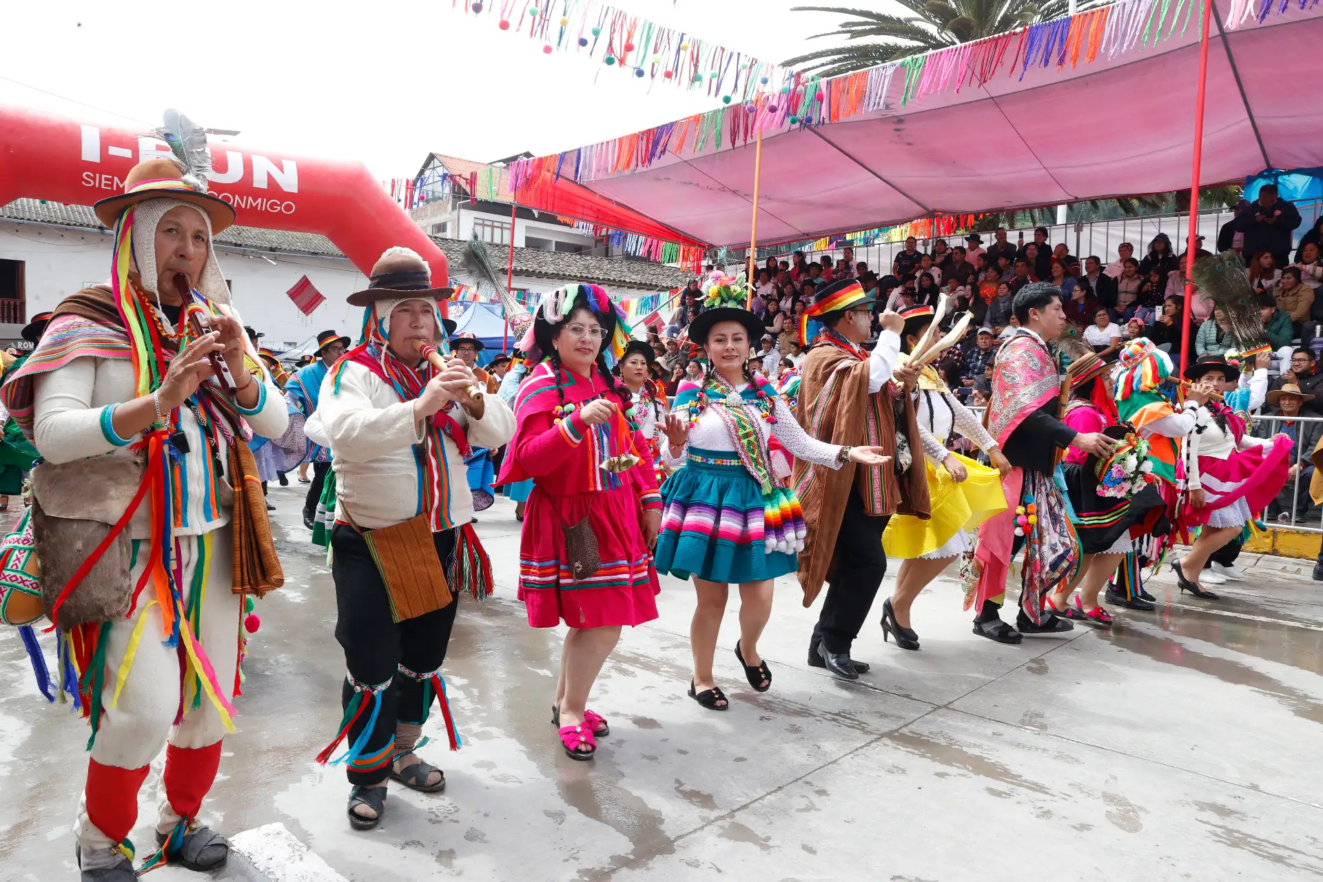 La ciudad de Andahuaylas se llenó de música, color y tradición con la celebración del Carnaval Pukllay 2026, una de las festividades culturales más representativas de la región Apurímac. Delegaciones de diversas comunidades participaron con comparsas, danzas y vestimentas tradicionales que reflejan la identidad andina. Foto: ANDINA/Vidal Tarqui