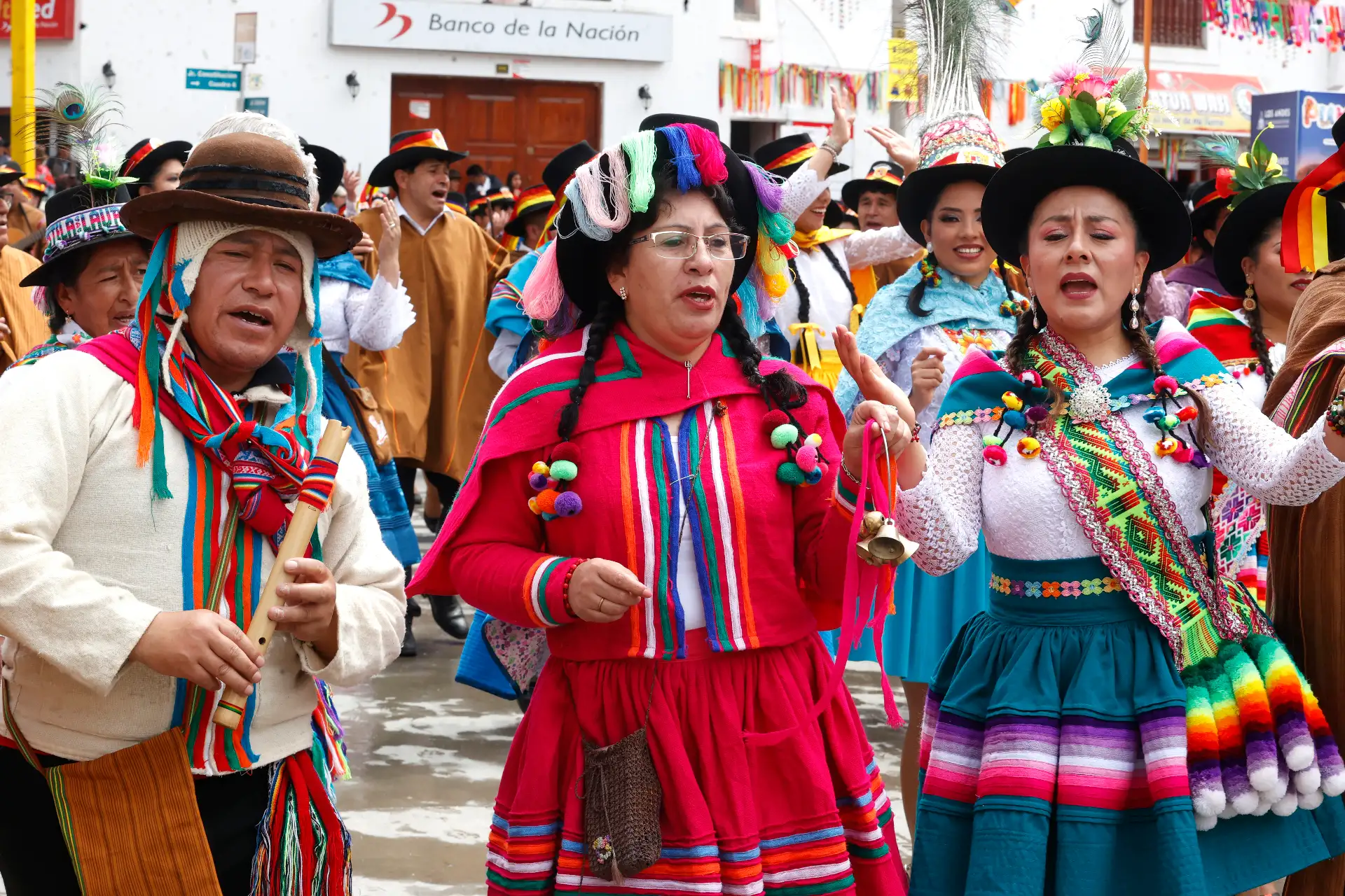 La ciudad de Andahuaylas se llenó de música, color y tradición con la celebración del Carnaval Pukllay 2026, una de las festividades culturales más representativas de la región Apurímac. Delegaciones de diversas comunidades participaron con comparsas, danzas y vestimentas tradicionales que reflejan la identidad andina. Foto: ANDINA/Vidal Tarqui