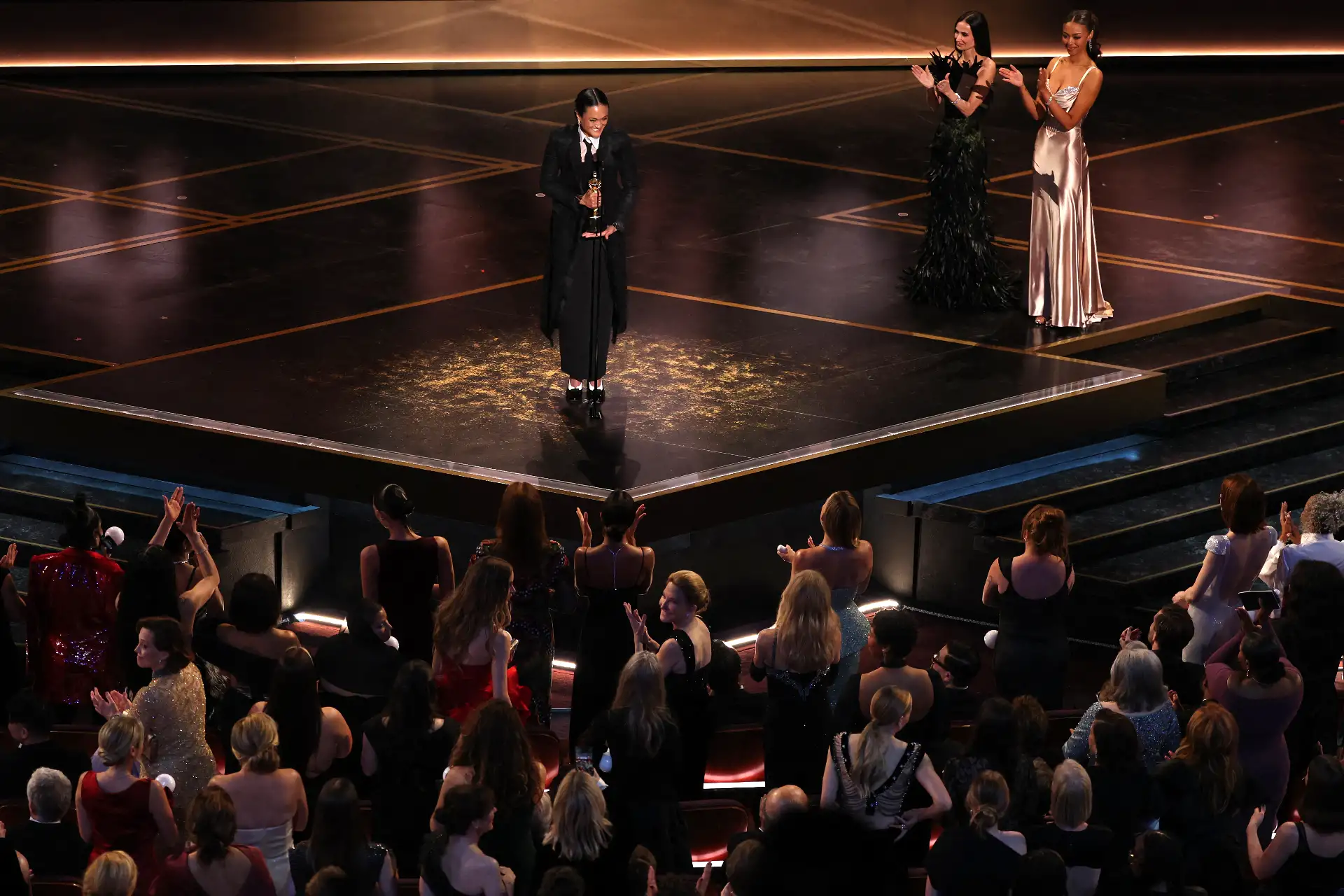 La directora de fotografía estadounidense Autumn Durald Arkapaw recibe el premio a la Mejor Fotografía por "Sinners" mientras la actriz estadounidense Demi Moore, aplaude en el escenario durante la 98.ª edición de los Premios Óscar en el Dolby Theatre de Hollywood, California.
Foto: AFP