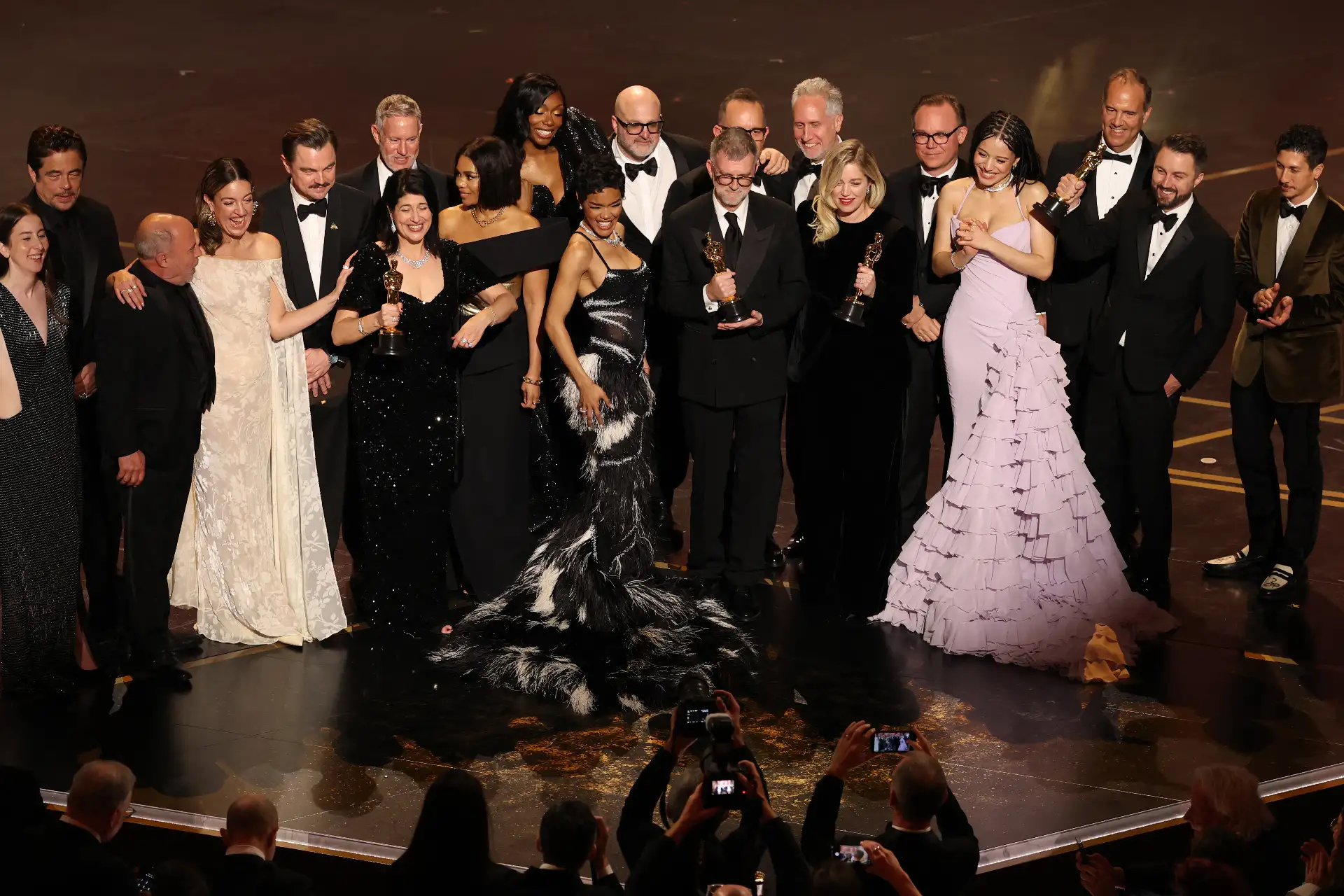 El cineasta estadounidense Paul Thomas Anderson y la productora estadounidense Sara Murphy reciben el premio a la Mejor Película por "One Battle After Another" junto al elenco y el equipo técnico en el escenario durante la 98.ª edición de los Premios Óscar en el Dolby Theatre de Hollywood, California.
Foto: AFP