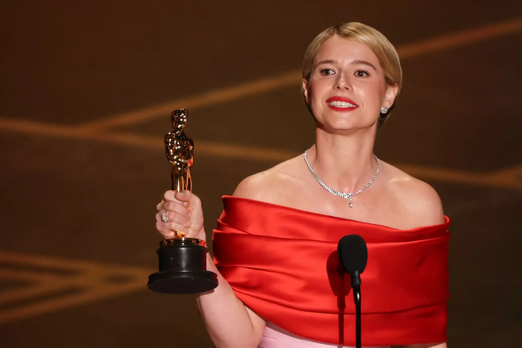 La actriz irlandesa Jessie Buckley recibe el premio a Mejor Actriz Protagonista por "Hamnet" en el escenario durante la 98.ª edición de los Premios Óscar en el Dolby Theatre de Hollywood, California.
Foto: AFP