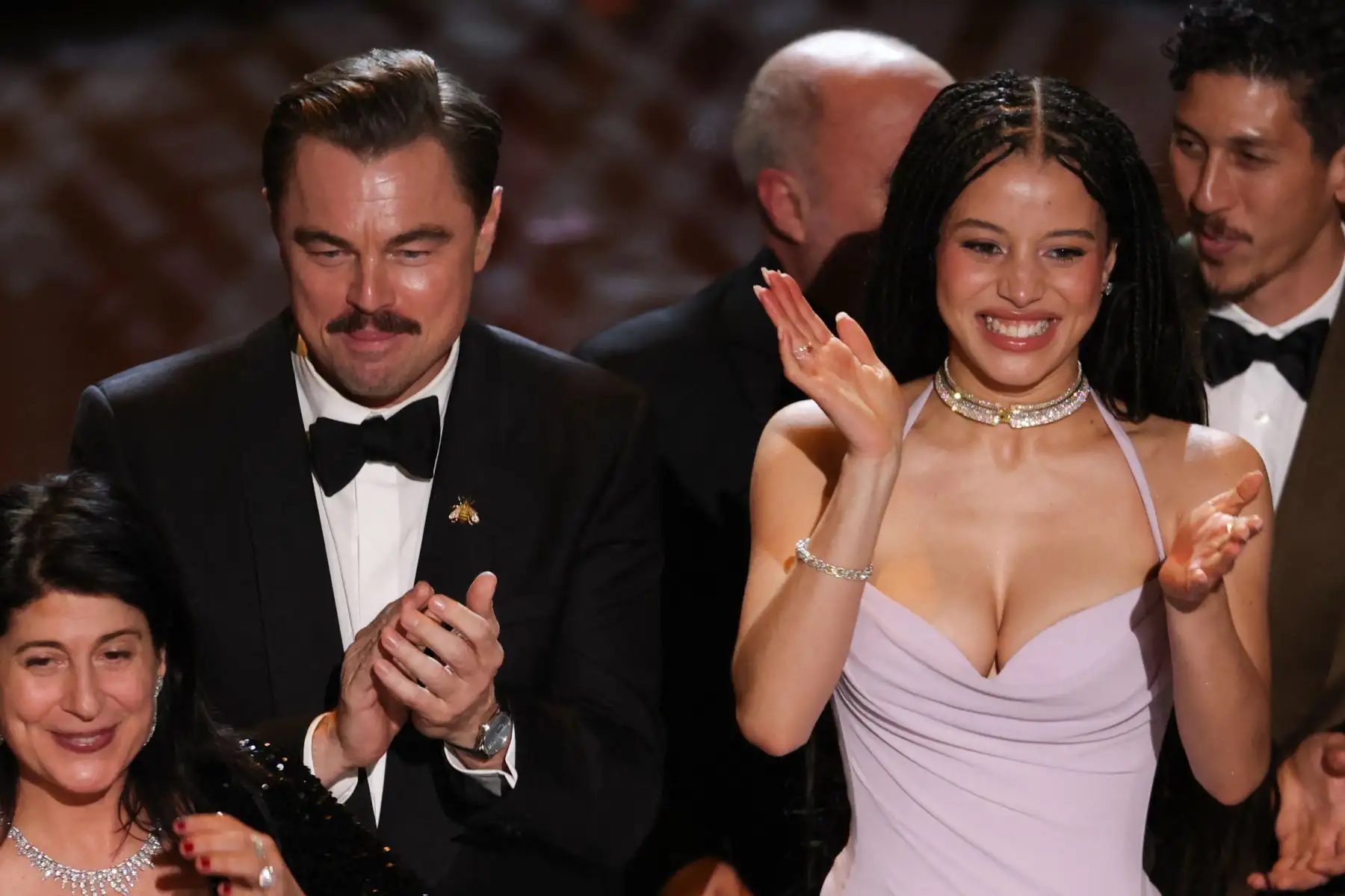 La directora de casting estadounidense Cassandra Kulukundis, la actriz estadounidense Chase Infiniti y el actor estadounidense Leonardo DiCaprio celebran el premio a la Mejor Película por "One Battle After Another" en el escenario durante la 98.ª edición de los Premios Óscar en el Dolby Theatre de Hollywood, California.
Foto: AFP