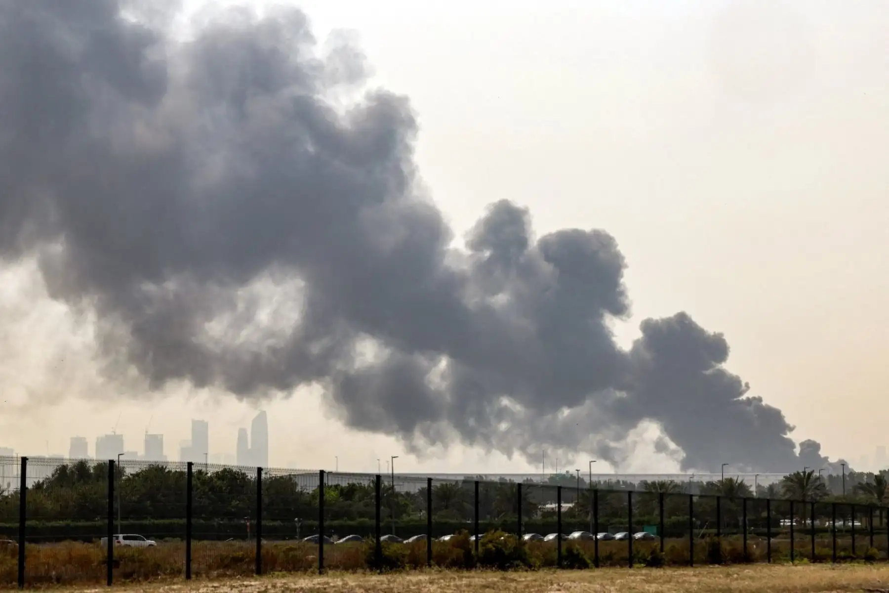 El ataque al aeropuerto se produce un día después de que el ministro de Relaciones Exteriores iraní, Abás Araqchi, afirmara en una entrevista que en el ataque contra la isla iraní de Jark, clave para su industria petrolera, se habían lanzado cohetes desde Emiratos Árabes Unidos. Foto: AFP