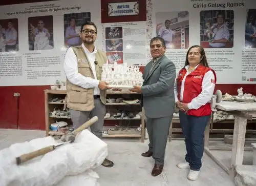 Durante su visita a Ayacucho, el ministro de Comercio Exterior y Turismo, José Reyes, destcó el talento del artesano Cirilo Gálvez Ramos, ganador del concurso “Somos Artesanía 2025”, un maestro en elaborar trabajos de arte únicos con la piedra de Huamanga.  ANDINA/Difusión