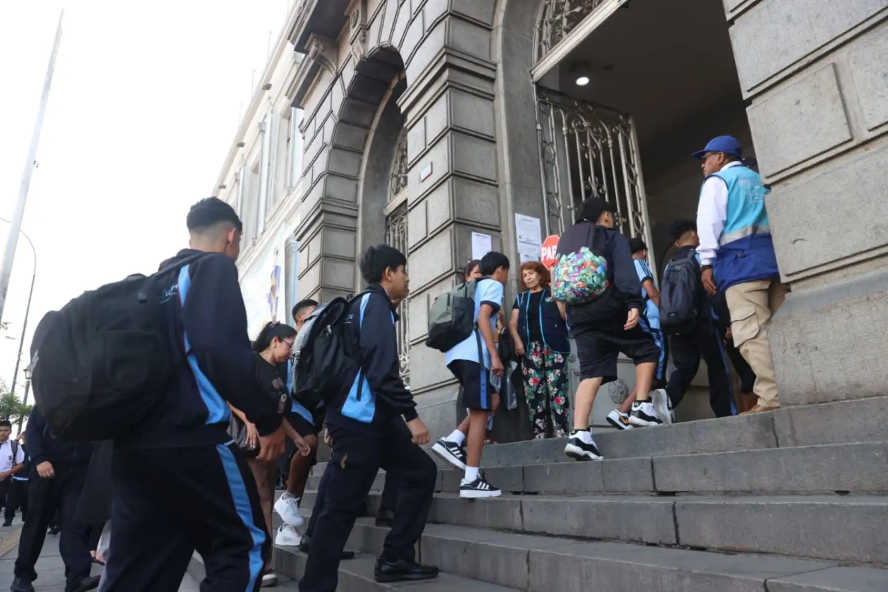 Estudiantes del Colegio Nuestra Señora de Guadalupe ingresan a su institución en el inicio del año escolar 2026, jornada en la que más de seis millones de escolares retornan a las aulas en colegios públicos del país. Foto: ANDINA/ Melina Mejía