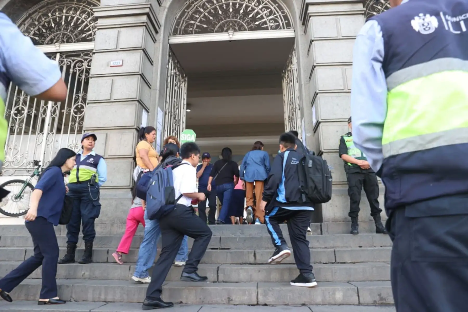 Padres de familia acompañan a los estudiantes en el ingreso al Colegio Nuestra Señora de Guadalupe durante el primer día de clases del año escolar 2026. Foto: ANDINA/ Melina Mejía