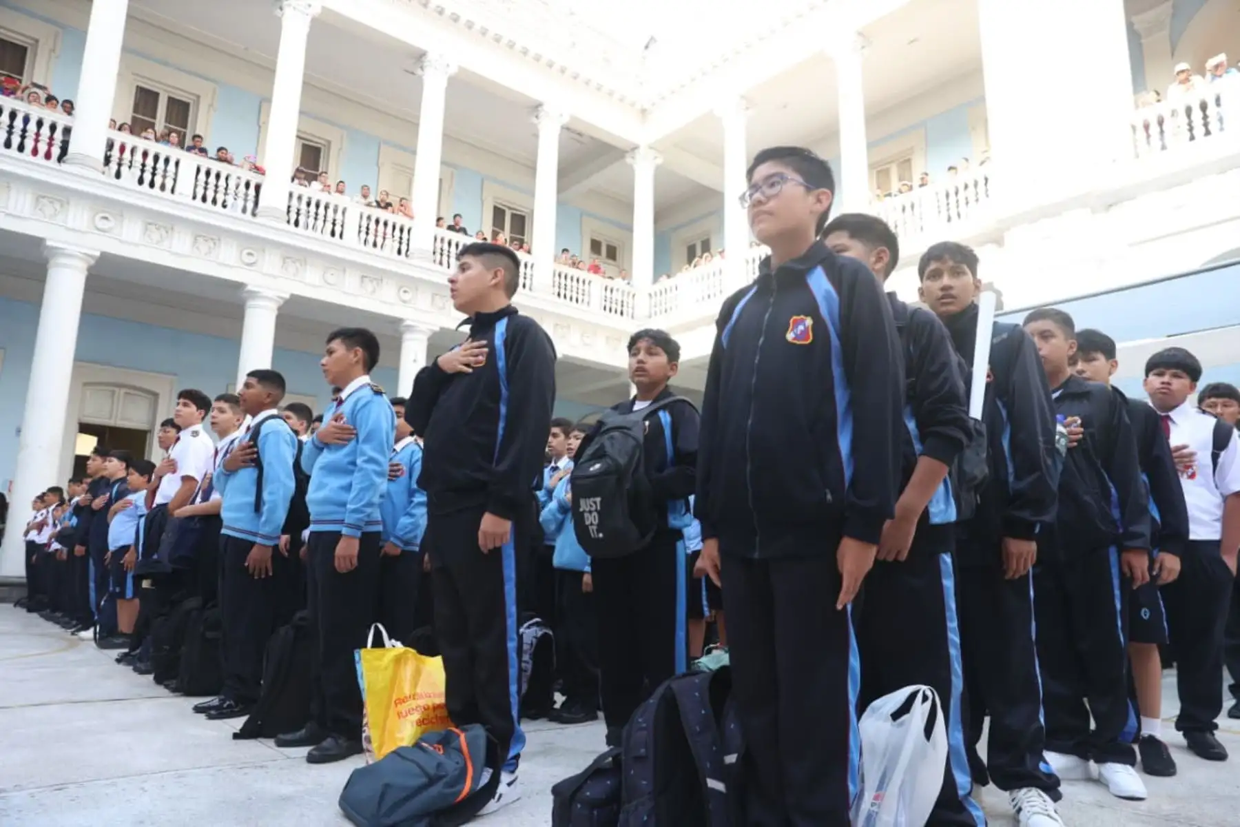 Estudiantes del Colegio Nuestra Señora de Guadalupe se reúnen en el patio del plantel durante la jornada inaugural del año escolar 2026. Foto: ANDINA/ Melina Mejía