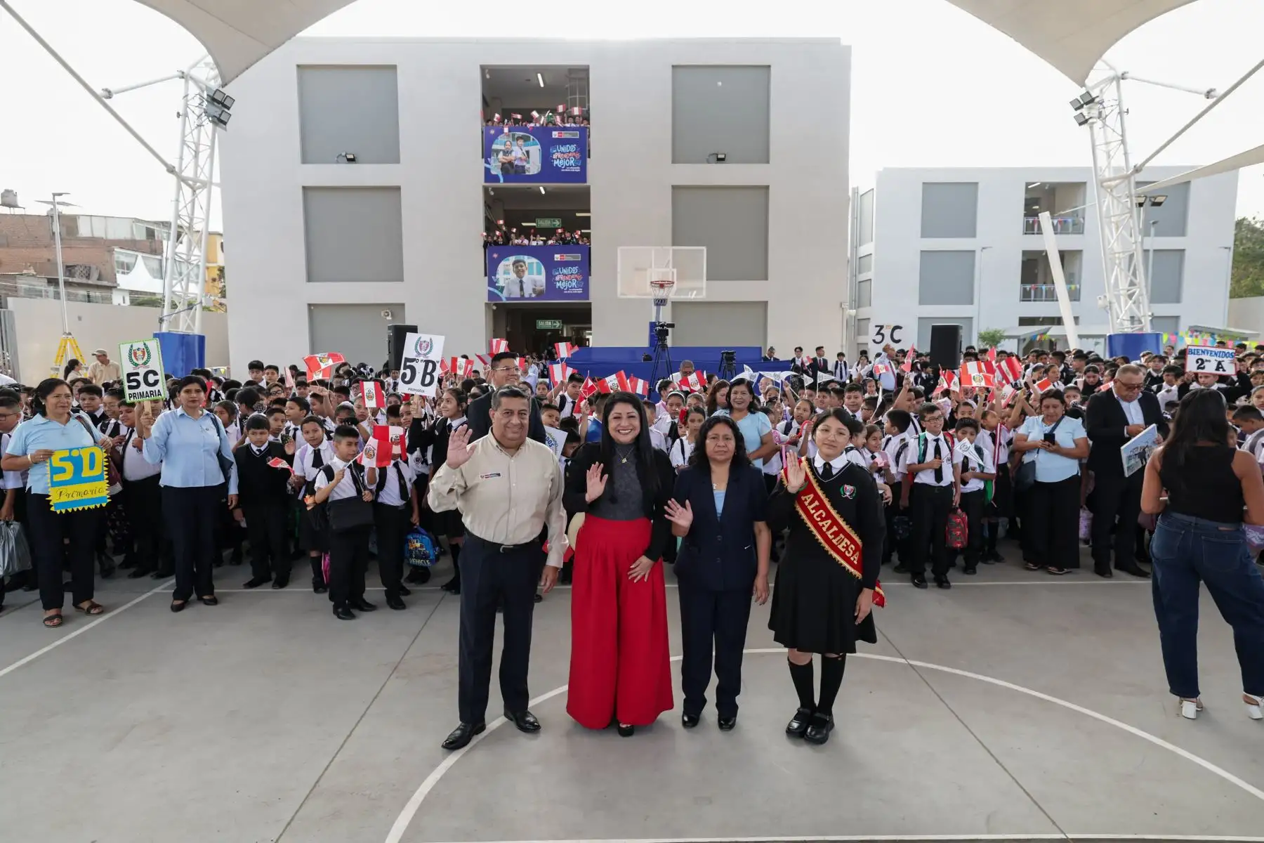 Desde San Juan de Lurigancho, la presidenta del Consejo de Ministros, Denisse Miralles, participa en la ceremonia que marca el inicio de clases para más de 6 millones de estudiantes, quienes hoy vuelven a las aulas en 53 631 colegios públicos de todo el país. Foto: ANDINA/ PCM
