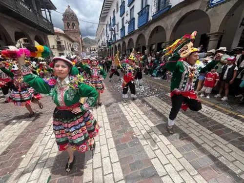 El Qhaswa Raymi fue una fiesta de alegría desbordante. Los cusqueños y turistas disfrutaron de la fiesta al ritmo de la música y danzas. ANDINA/Percy Hurtado