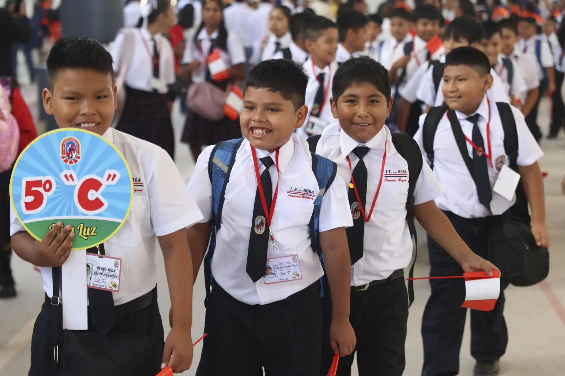 En el marco del inicio oficial del Año Escolar 2026, se inauguró la institución educativa I.E. Francisco Bolognesi en Villa El Salvador, en una jornada que marca el retorno a clases en todo el país. A nivel nacional, un total de 53,631 locales escolares de Educación Básica Regular reabren sus puertas para recibir a más de 6 millones 225 mil estudiantes, dando inicio a un nuevo ciclo académico. Foto: ANDINA/Jhonel Rodríguez Robles