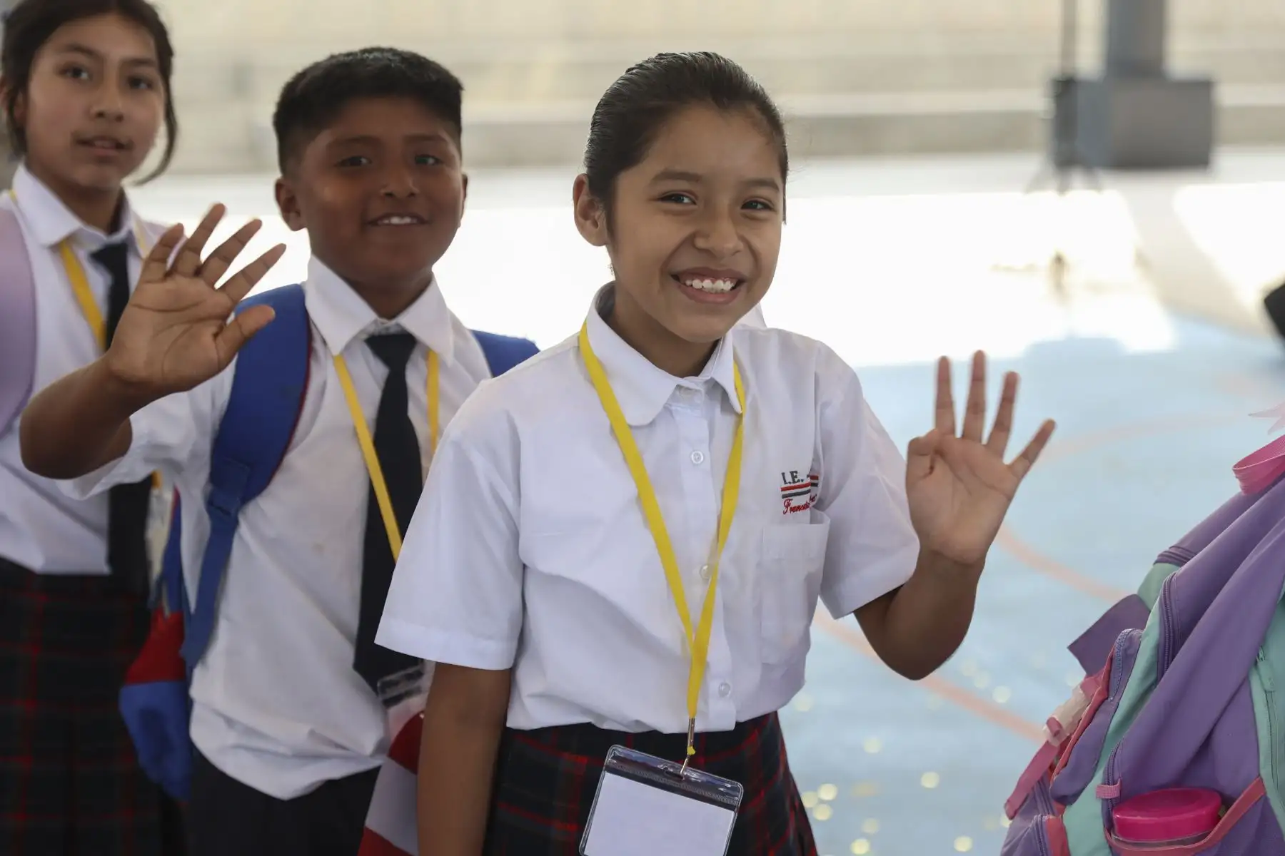 En el marco del inicio oficial del Año Escolar 2026, se inauguró la institución educativa I.E. Francisco Bolognesi en Villa El Salvador, en una jornada que marca el retorno a clases en todo el país. A nivel nacional, un total de 53,631 locales escolares de Educación Básica Regular reabren sus puertas para recibir a más de 6 millones 225 mil estudiantes, dando inicio a un nuevo ciclo académico. Foto: ANDINA/Jhonel Rodríguez Robles
