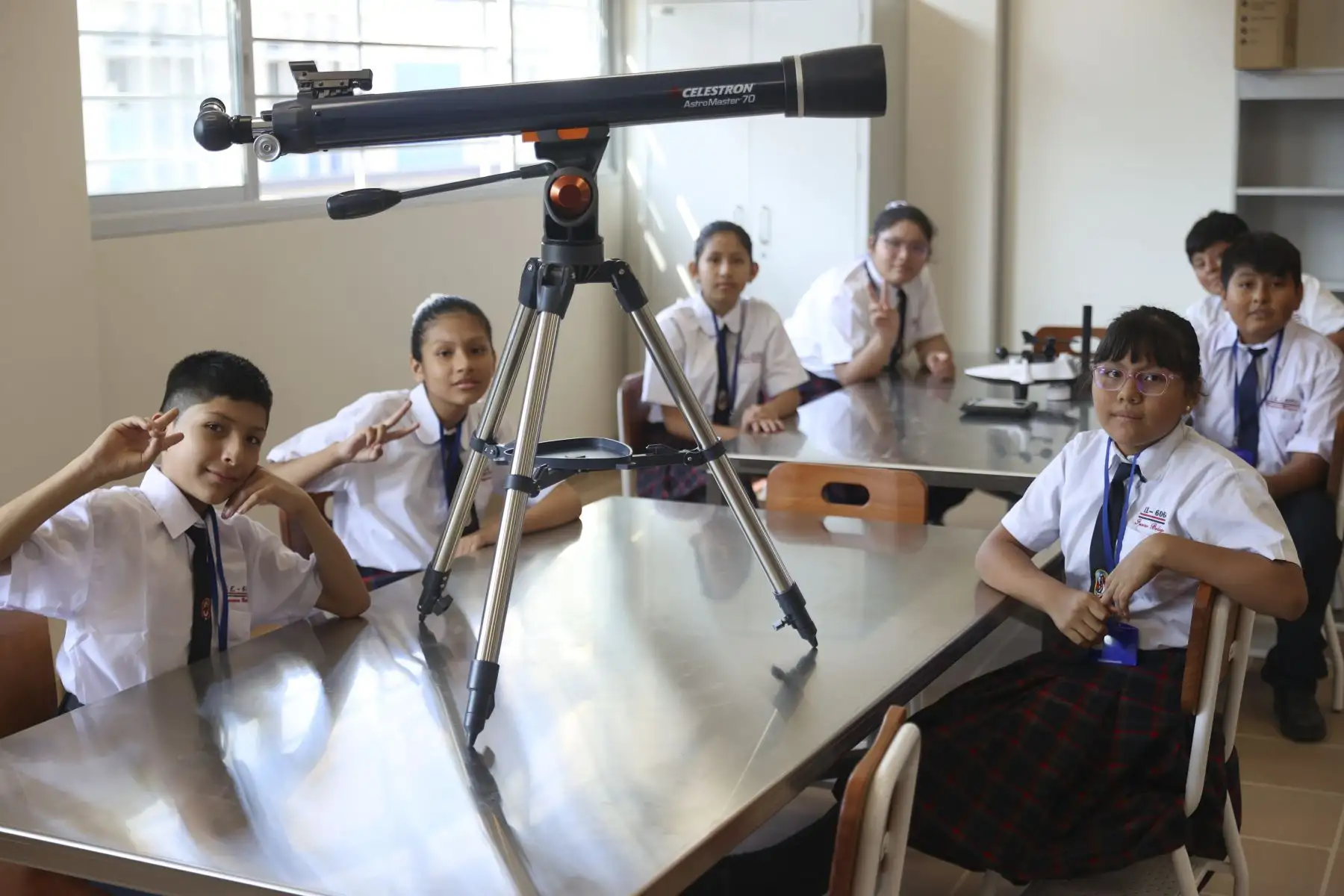 En el marco del inicio oficial del Año Escolar 2026, se inauguró la institución educativa I.E. Francisco Bolognesi en Villa El Salvador, en una jornada que marca el retorno a clases en todo el país. A nivel nacional, un total de 53,631 locales escolares de Educación Básica Regular reabren sus puertas para recibir a más de 6 millones 225 mil estudiantes, dando inicio a un nuevo ciclo académico. Foto: ANDINA/Jhonel Rodríguez Robles