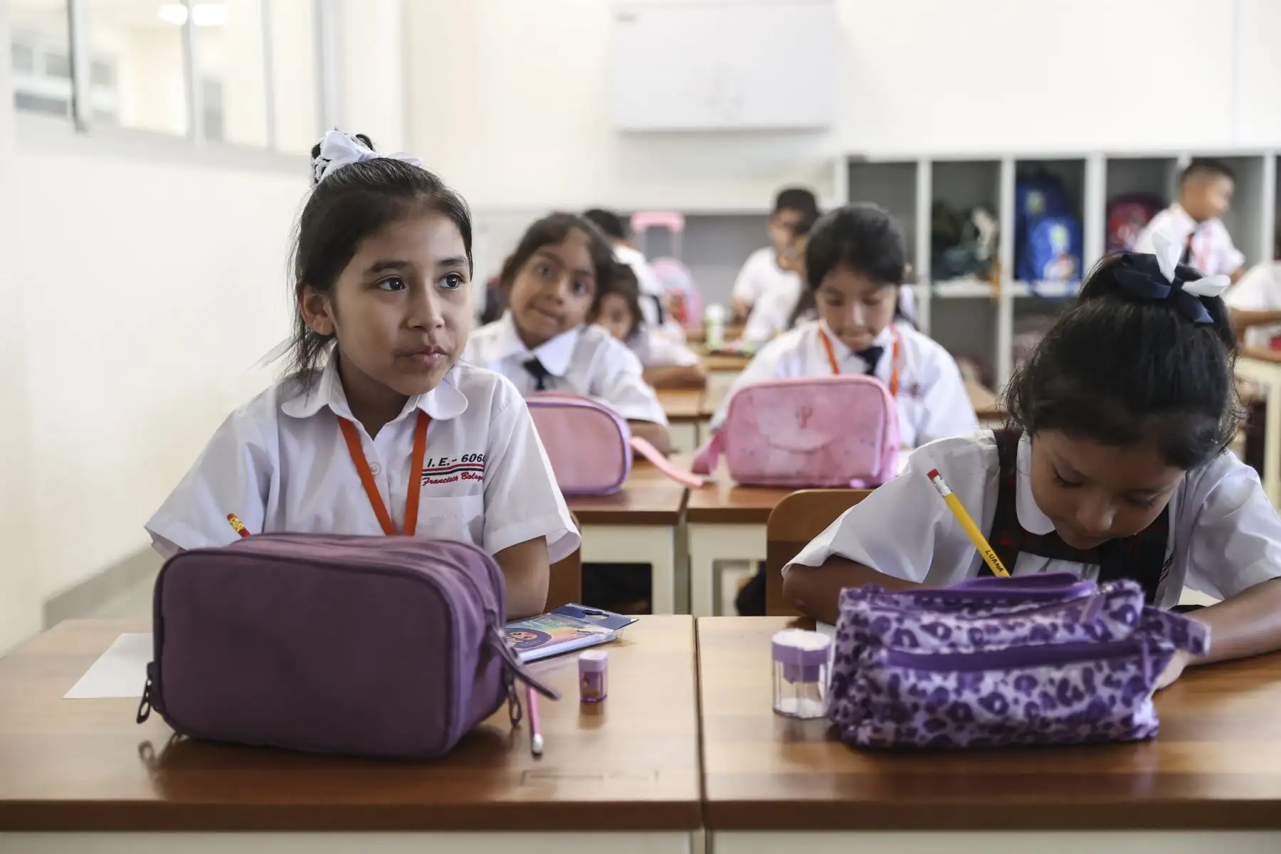 En el marco del inicio oficial del Año Escolar 2026, se inauguró la institución educativa I.E. Francisco Bolognesi en Villa El Salvador, en una jornada que marca el retorno a clases en todo el país. A nivel nacional, un total de 53,631 locales escolares de Educación Básica Regular reabren sus puertas para recibir a más de 6 millones 225 mil estudiantes, dando inicio a un nuevo ciclo académico. Foto: ANDINA/Jhonel Rodríguez Robles