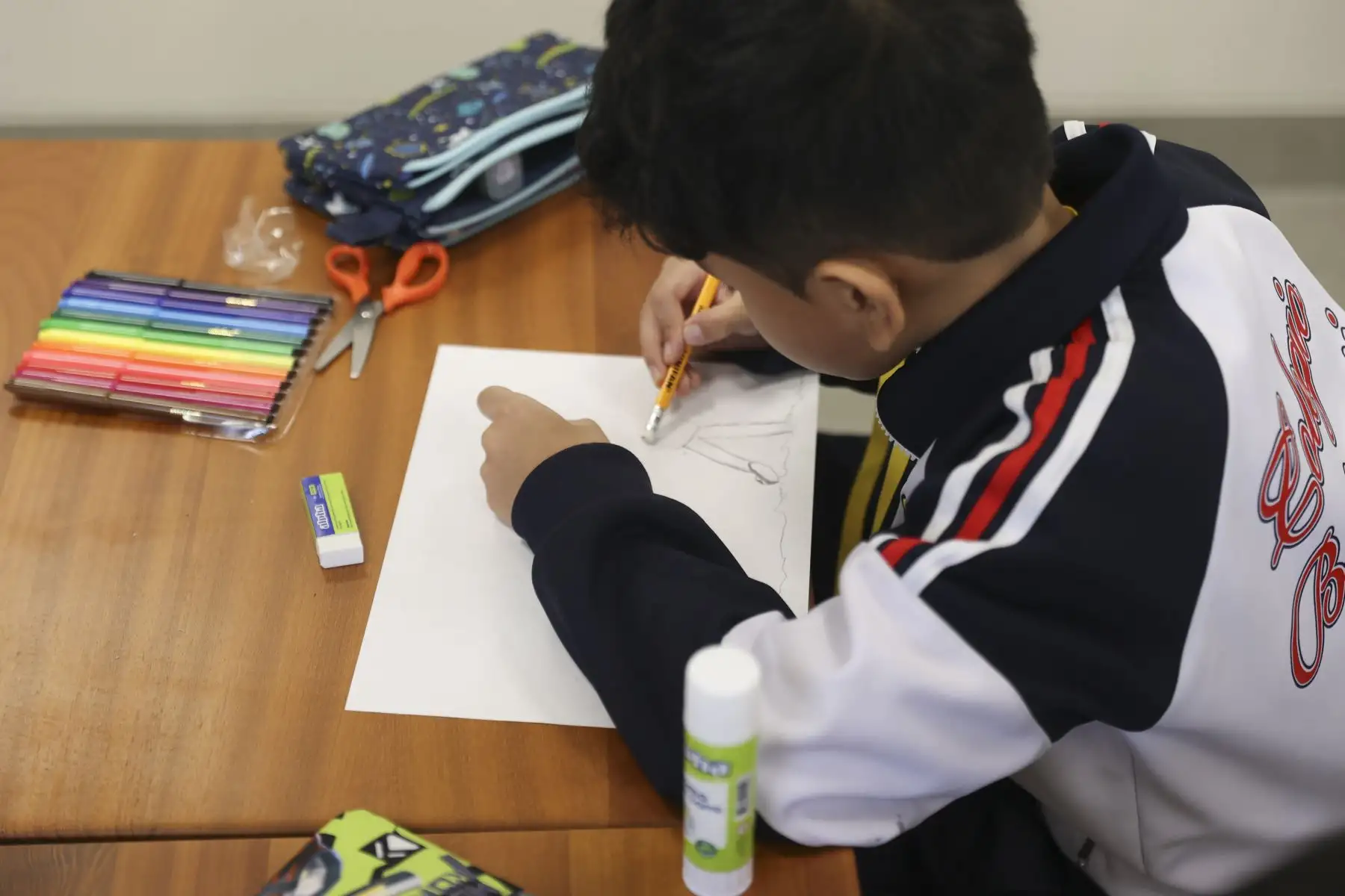 En el marco del inicio oficial del Año Escolar 2026, se inauguró la institución educativa I.E. Francisco Bolognesi en Villa El Salvador, en una jornada que marca el retorno a clases en todo el país. A nivel nacional, un total de 53,631 locales escolares de Educación Básica Regular reabren sus puertas para recibir a más de 6 millones 225 mil estudiantes, dando inicio a un nuevo ciclo académico. Foto: ANDINA/Jhonel Rodríguez Robles