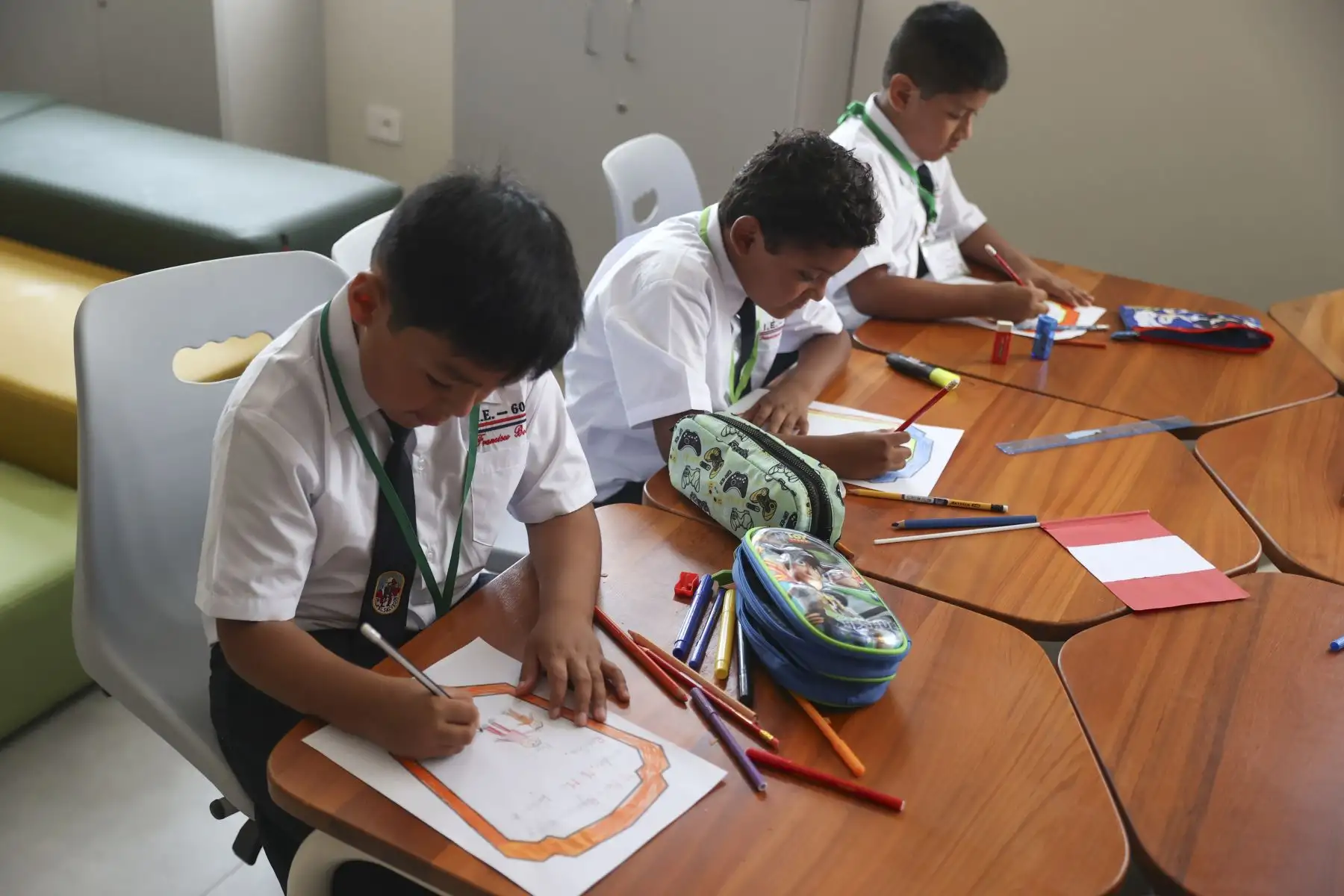 En el marco del inicio oficial del Año Escolar 2026, se inauguró la institución educativa I.E. Francisco Bolognesi en Villa El Salvador, en una jornada que marca el retorno a clases en todo el país. A nivel nacional, un total de 53,631 locales escolares de Educación Básica Regular reabren sus puertas para recibir a más de 6 millones 225 mil estudiantes, dando inicio a un nuevo ciclo académico. Foto: ANDINA/Jhonel Rodríguez Robles