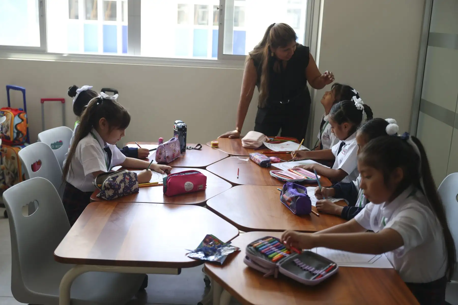 En el marco del inicio oficial del Año Escolar 2026, se inauguró la institución educativa I.E. Francisco Bolognesi en Villa El Salvador, en una jornada que marca el retorno a clases en todo el país. A nivel nacional, un total de 53,631 locales escolares de Educación Básica Regular reabren sus puertas para recibir a más de 6 millones 225 mil estudiantes, dando inicio a un nuevo ciclo académico. Foto: ANDINA/Jhonel Rodríguez Robles