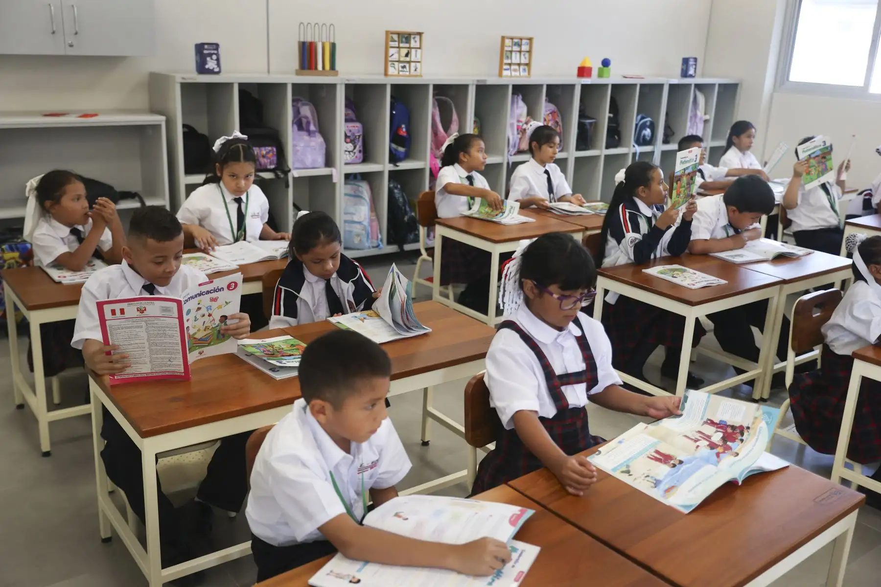 En el marco del inicio oficial del Año Escolar 2026, se inauguró la institución educativa I.E. Francisco Bolognesi en Villa El Salvador, en una jornada que marca el retorno a clases en todo el país. A nivel nacional, un total de 53,631 locales escolares de Educación Básica Regular reabren sus puertas para recibir a más de 6 millones 225 mil estudiantes, dando inicio a un nuevo ciclo académico. Foto: ANDINA/Jhonel Rodríguez Robles