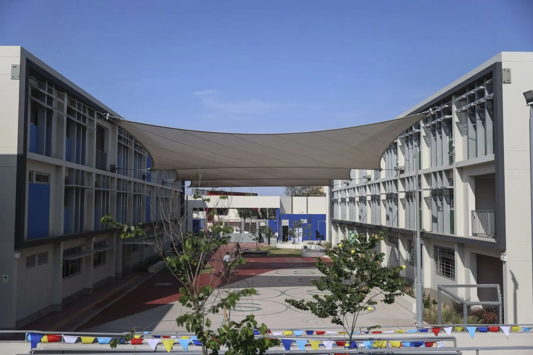En el marco del inicio oficial del Año Escolar 2026, se inauguró la institución educativa I.E. Francisco Bolognesi en Villa El Salvador, en una jornada que marca el retorno a clases en todo el país. A nivel nacional, un total de 53,631 locales escolares de Educación Básica Regular reabren sus puertas para recibir a más de 6 millones 225 mil estudiantes, dando inicio a un nuevo ciclo académico. Foto: ANDINA/Jhonel Rodríguez Robles
