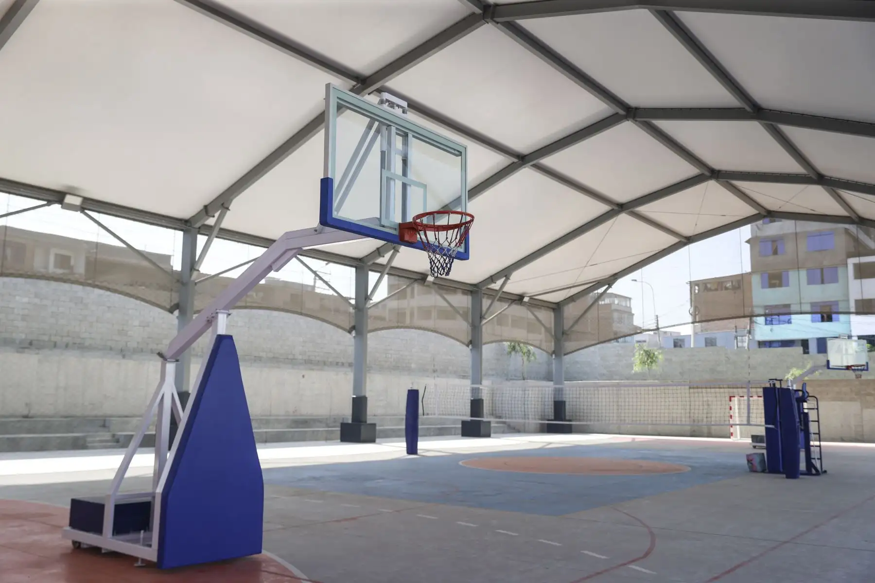 En el marco del inicio oficial del Año Escolar 2026, se inauguró la institución educativa I.E. Francisco Bolognesi en Villa El Salvador, en una jornada que marca el retorno a clases en todo el país. A nivel nacional, un total de 53,631 locales escolares de Educación Básica Regular reabren sus puertas para recibir a más de 6 millones 225 mil estudiantes, dando inicio a un nuevo ciclo académico. Foto: ANDINA/Jhonel Rodríguez Robles