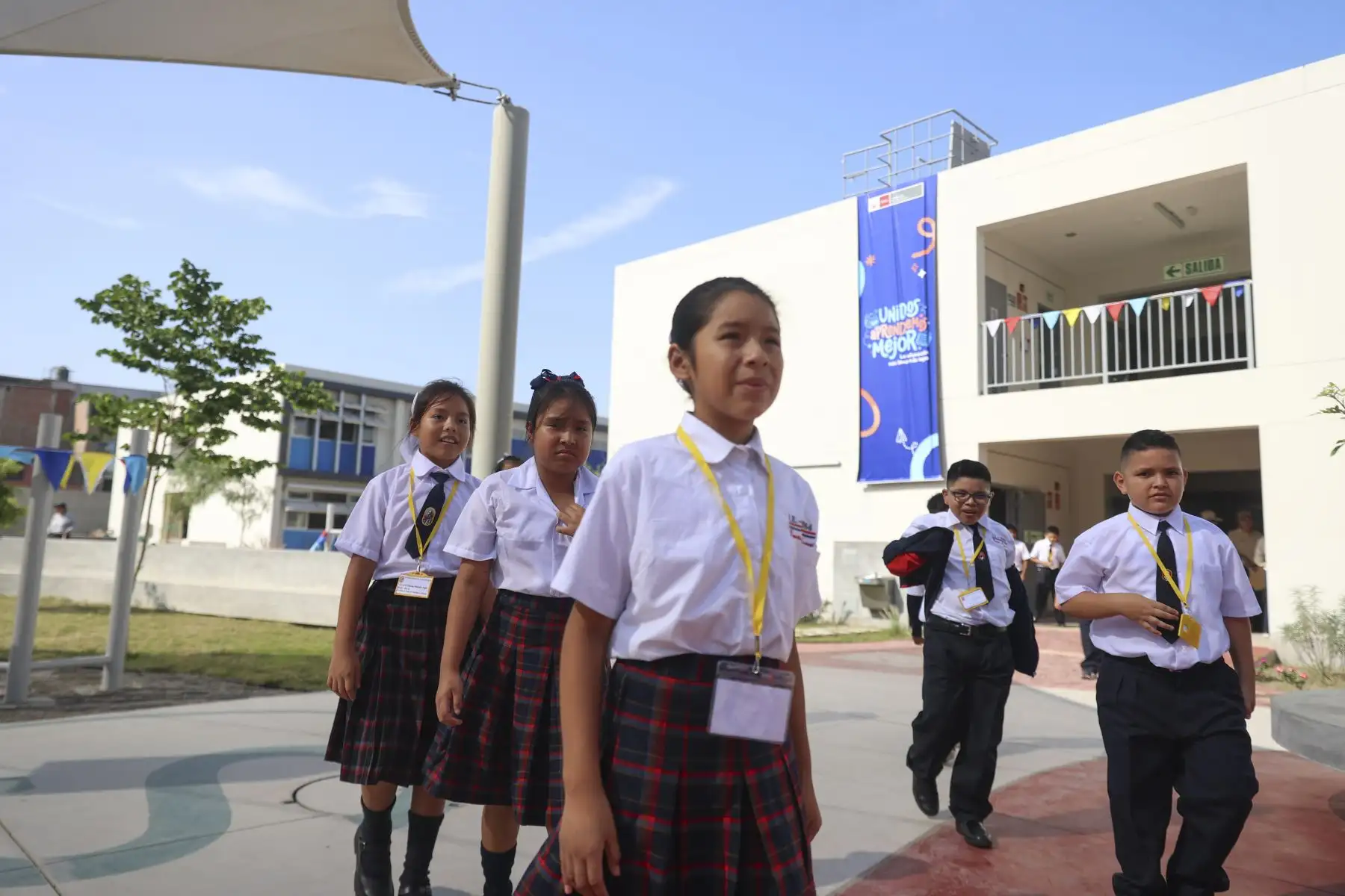 En el marco del inicio oficial del Año Escolar 2026, se inauguró la institución educativa I.E. Francisco Bolognesi en Villa El Salvador, en una jornada que marca el retorno a clases en todo el país. A nivel nacional, un total de 53,631 locales escolares de Educación Básica Regular reabren sus puertas para recibir a más de 6 millones 225 mil estudiantes, dando inicio a un nuevo ciclo académico. Foto: ANDINA/Jhonel Rodríguez Robles