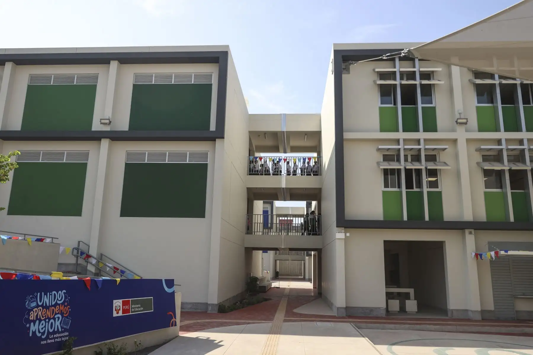 En el marco del inicio oficial del Año Escolar 2026, se inauguró la institución educativa I.E. Francisco Bolognesi en Villa El Salvador, en una jornada que marca el retorno a clases en todo el país. A nivel nacional, un total de 53,631 locales escolares de Educación Básica Regular reabren sus puertas para recibir a más de 6 millones 225 mil estudiantes, dando inicio a un nuevo ciclo académico. Foto: ANDINA/Jhonel Rodríguez Robles