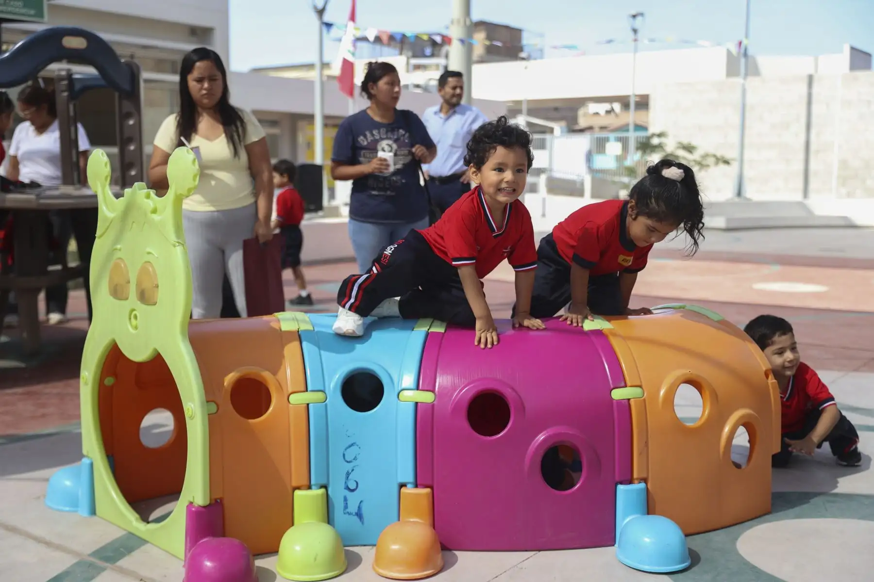 En el marco del inicio oficial del Año Escolar 2026, se inauguró la institución educativa I.E. Francisco Bolognesi en Villa El Salvador, en una jornada que marca el retorno a clases en todo el país. A nivel nacional, un total de 53,631 locales escolares de Educación Básica Regular reabren sus puertas para recibir a más de 6 millones 225 mil estudiantes, dando inicio a un nuevo ciclo académico. Foto: ANDINA/Jhonel Rodríguez Robles