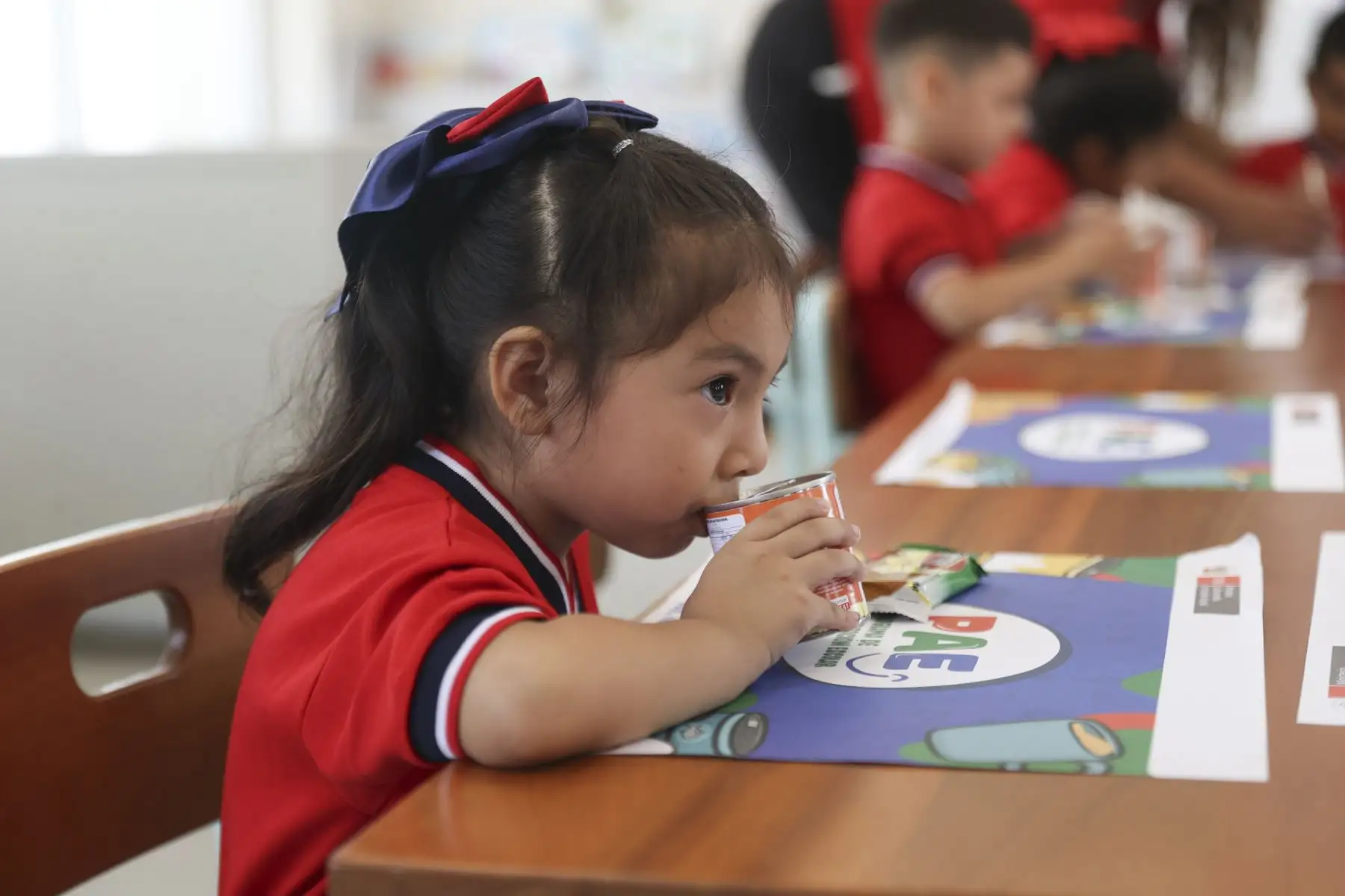 El programa también promueve una alimentación sostenible con identidad, priorizando insumos de producción local, lo que impulsa la economía regional y fomenta hábitos saludables desde temprana edad. Foto: ANDINA/Jhonel Rodríguez Robles