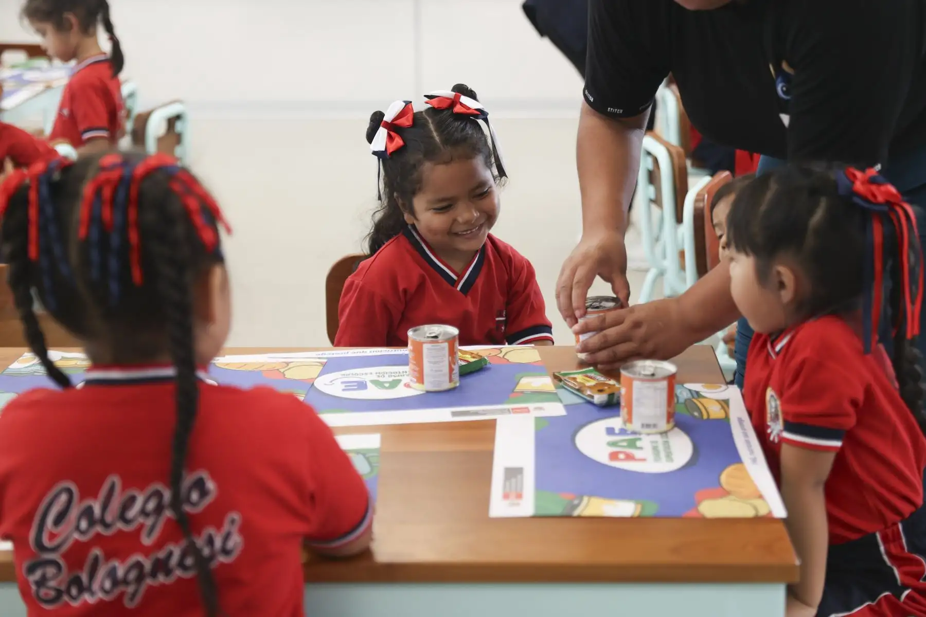 Bajo la premisa “PAE, nutrición que protege”, el programa busca fortalecer la energía, así como el desarrollo físico y cognitivo de los estudiantes, contribuyendo a un aprendizaje óptimo desde el primer día de clases. Foto: ANDINA/Jhonel Rodríguez Robles