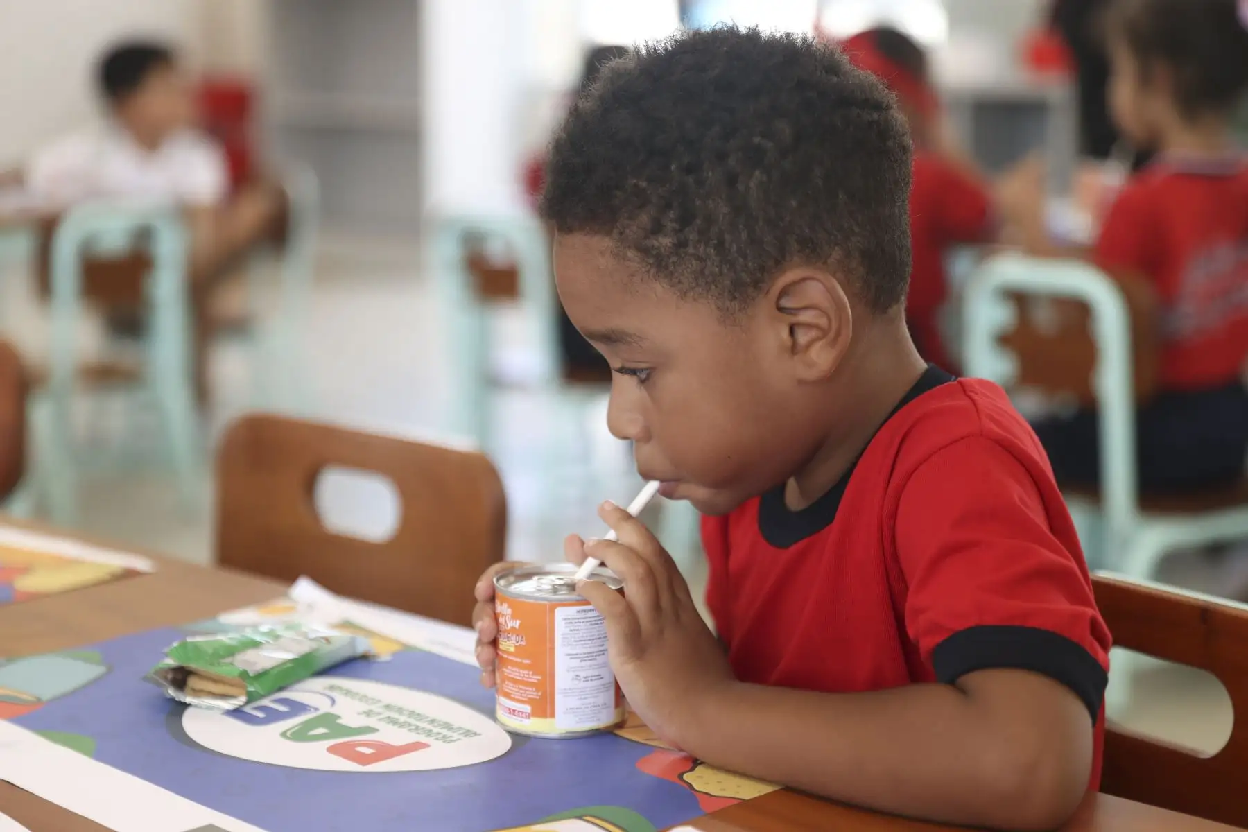 El PAE brindará atención alimentaria mediante dos modalidades: Comida Caliente, preparada en las propias instituciones educativas, y Alimentos Listos para el Consumo, consistentes en productos prácticos y fortificados. Foto: ANDINA/Jhonel Rodríguez Robles