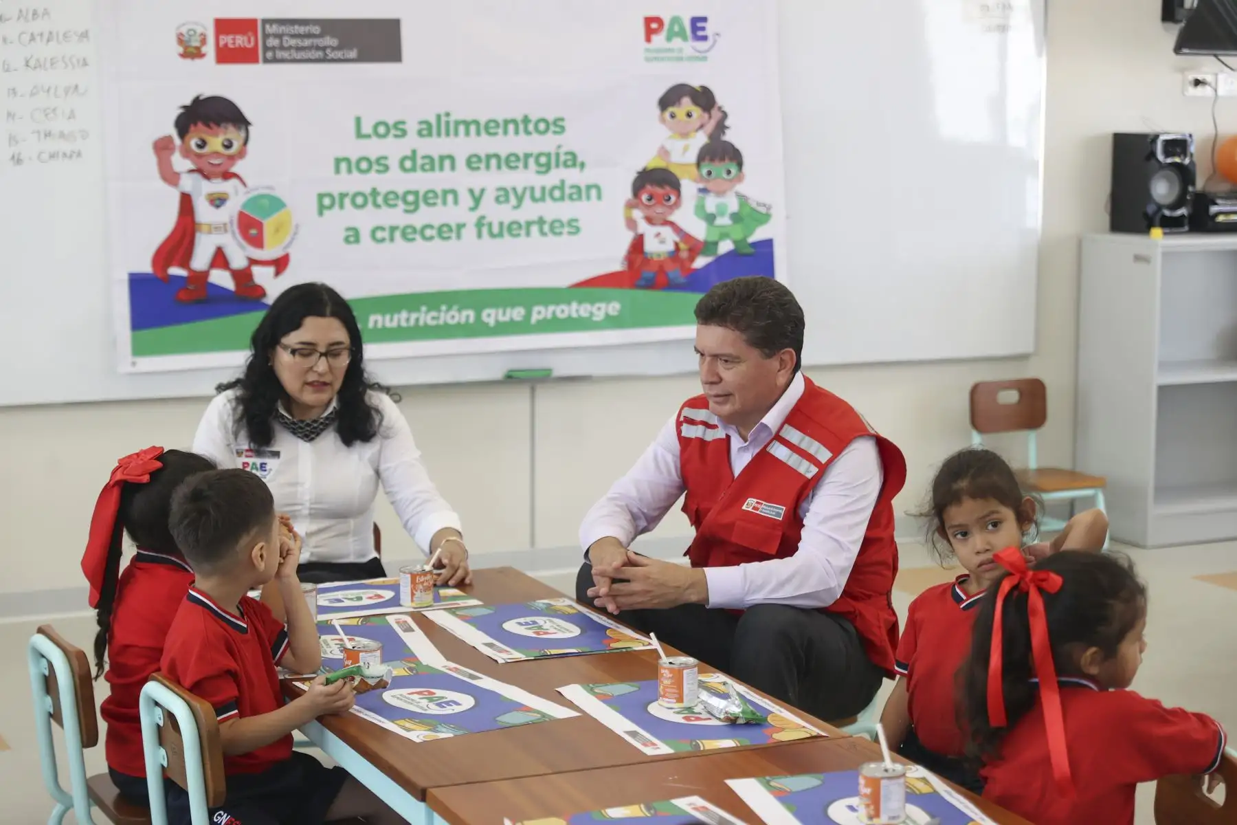 La dotación alimentaria incluye productos de alto valor nutricional como arroz fortificado, lentejas, fideos, leche evaporada, conserva de pescado y cereales andinos como la kiwicha y la cañihua. Foto: ANDINA/Jhonel Rodríguez Robles