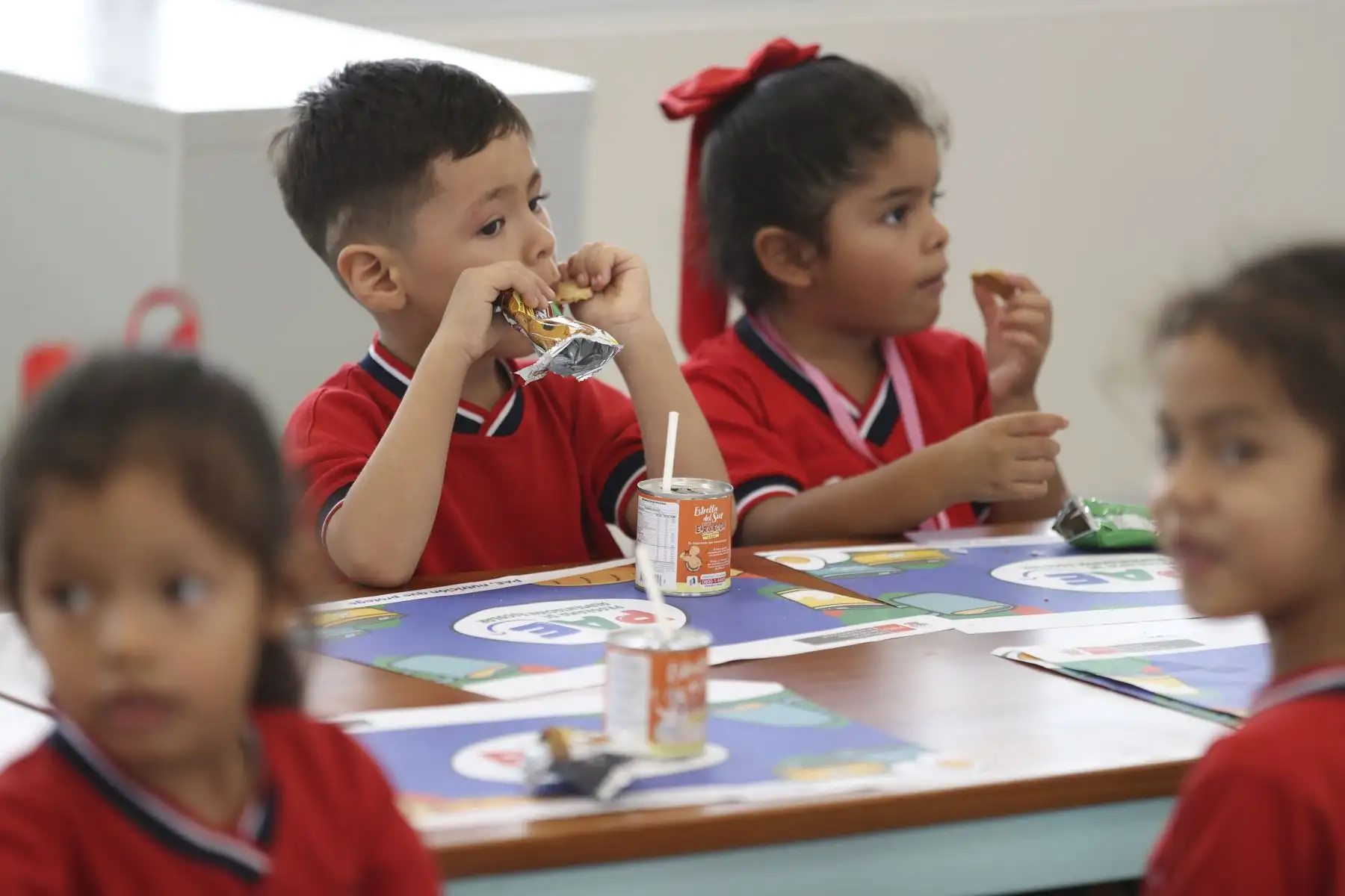 En cada institución educativa operan los Comités de Alimentación Escolar (CAE), integrados por docentes y padres de familia, quienes supervisan el proceso de recepción, preparación y distribución de los alimentos. Foto: ANDINA/Jhonel Rodríguez Robles