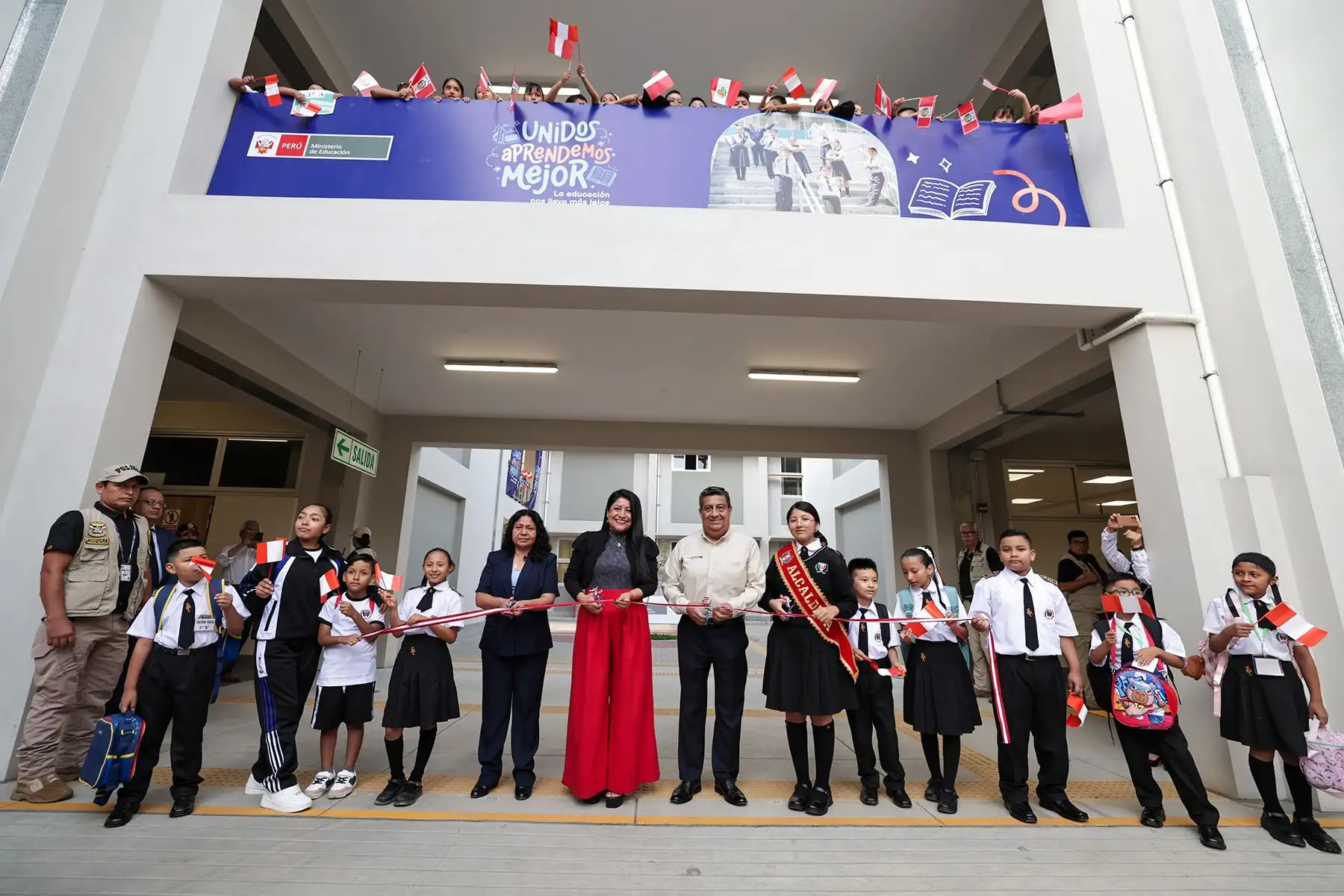 Desde San Juan de Lurigancho, la presidenta del Consejo de Ministros, Denisse Miralles, participa en la ceremonia que marca el inicio de clases para más de 6 millones de estudiantes, quienes hoy vuelven a las aulas en 53 631 colegios públicos de todo el país. Foto: ANDINA/ PCM