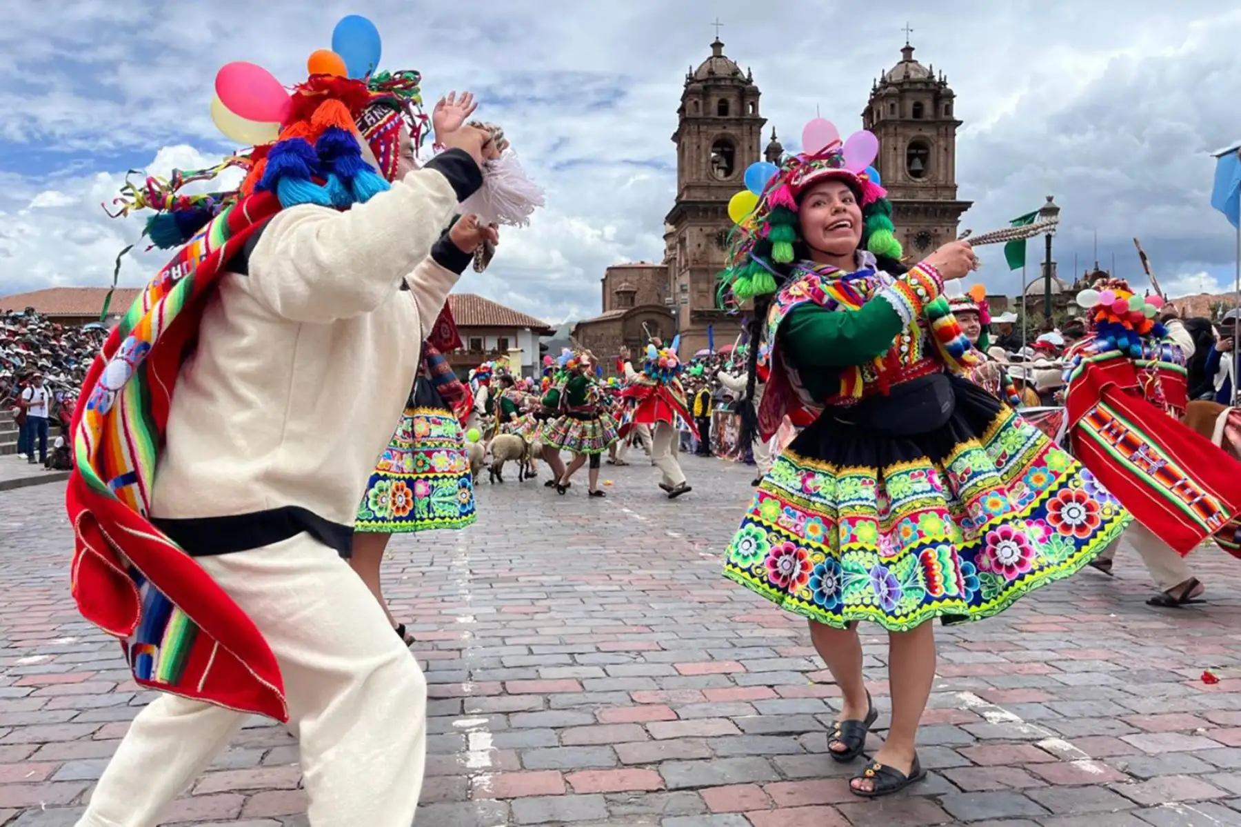 Después se hizo de la plaza Mayor o Hawqaypata en quechua, el color, la música típica, la danza, las pandillas y algarabía de sus bailarines. Foto: ANDINA/Percy Hurtado Santillán
