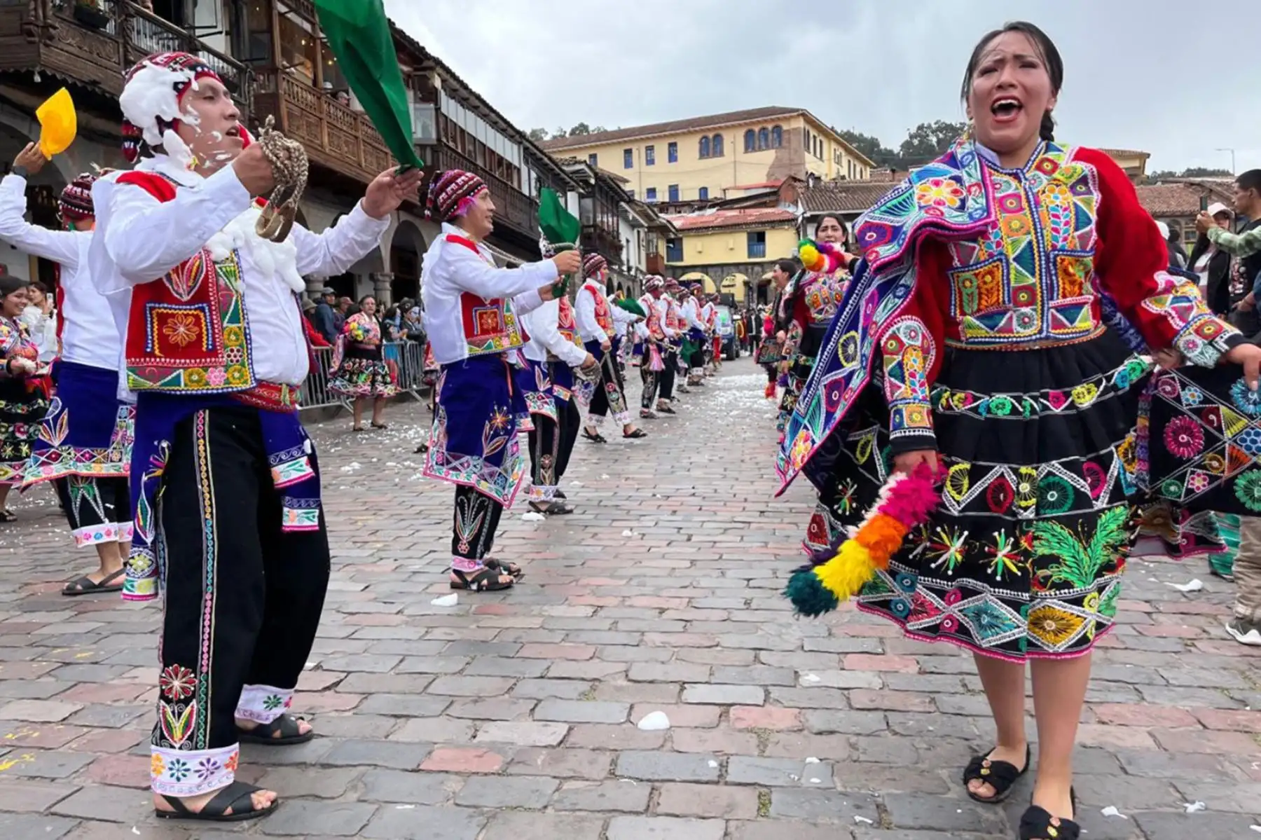 Mientras pasaban la espuma, arrojaban los globos con agua y polvo de colores no se hicieron esperar. Foto: ANDINA/Percy Hurtado Santillán