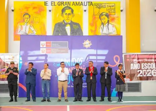 Ministro de Desarrollo Agrario y Riego (Midagri) Felipe Meza, encabezó la ceremonia de Buen Inicio del Año Escolar 2026 en un colegio de Arequipa. ANDINA/Difusión