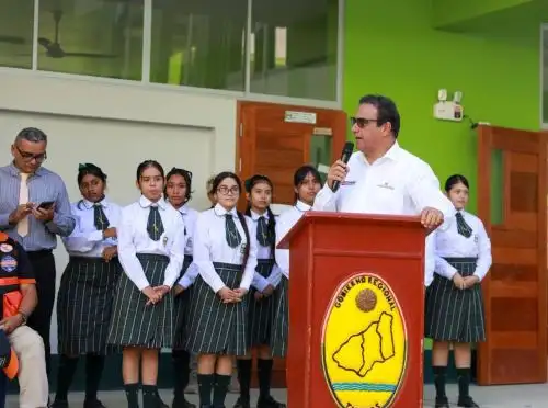 Desde la institución educativa N.° 093 Efraín Arcaya Zevallos, ubicada en la ciudad de Tumbes, el titular del Ministerio de Trabajo y Promoción del Empleo (MTPE), Óscar Fernández Cáceres, inauguró esta mañana al Buen Inicio del Año Escolar 2026. ANDINA/Difusión