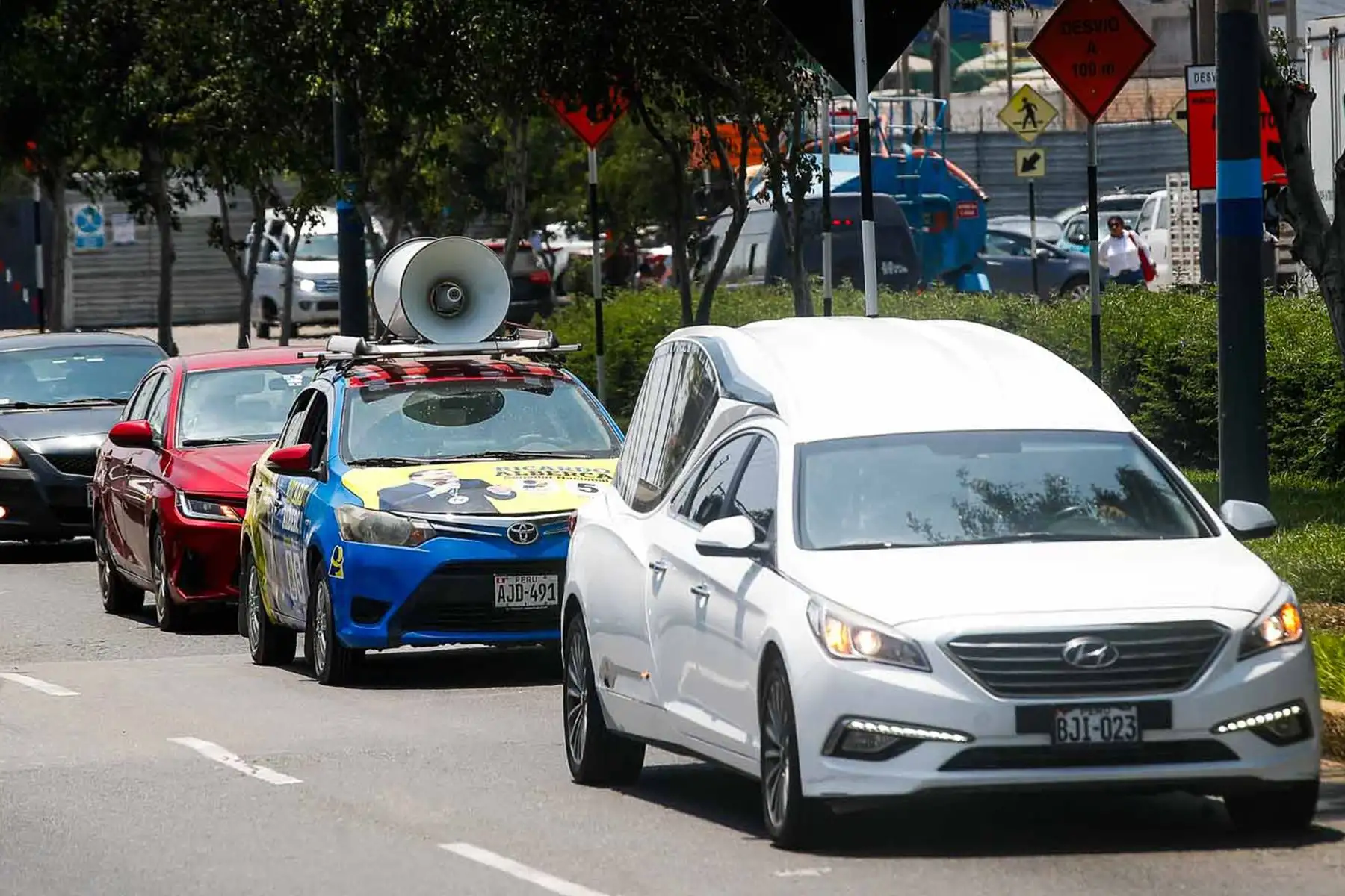 El cuerpo del excandidato presidencial Napoleón Becerra,  llegó  a  Lima y será homenajeado por parte de los militantes de su partido antes de ser trasladado a Cajamarca para su sepelio. Foto: ANDINA/ Eddy Ramos