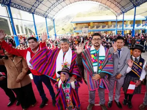 El titular del Ministerio de Comercio Exterior y Turismo (Mincetur), José Reyes Llanos, participó esta mañana de la ceremonia del Buen Inicio del Año Escolar en la región Ayacucho.  ANDINA/Difusión