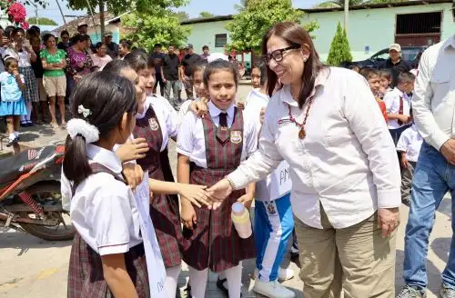 La ministra del Ambiente, Nelly Paredes del Castillo, participó de la ceremonia por el Buen Inicio del Año Escolar 2026 en la Institución Educativa n.º 0048 Salomón Reátegui Hidalgo, ubicada en la región San Martín. ANDINA/Difusión
