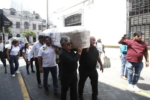 Cuerpo de Napoleón Becerra es velado en local del PTE–Perú antes de su traslado a Cajamarca