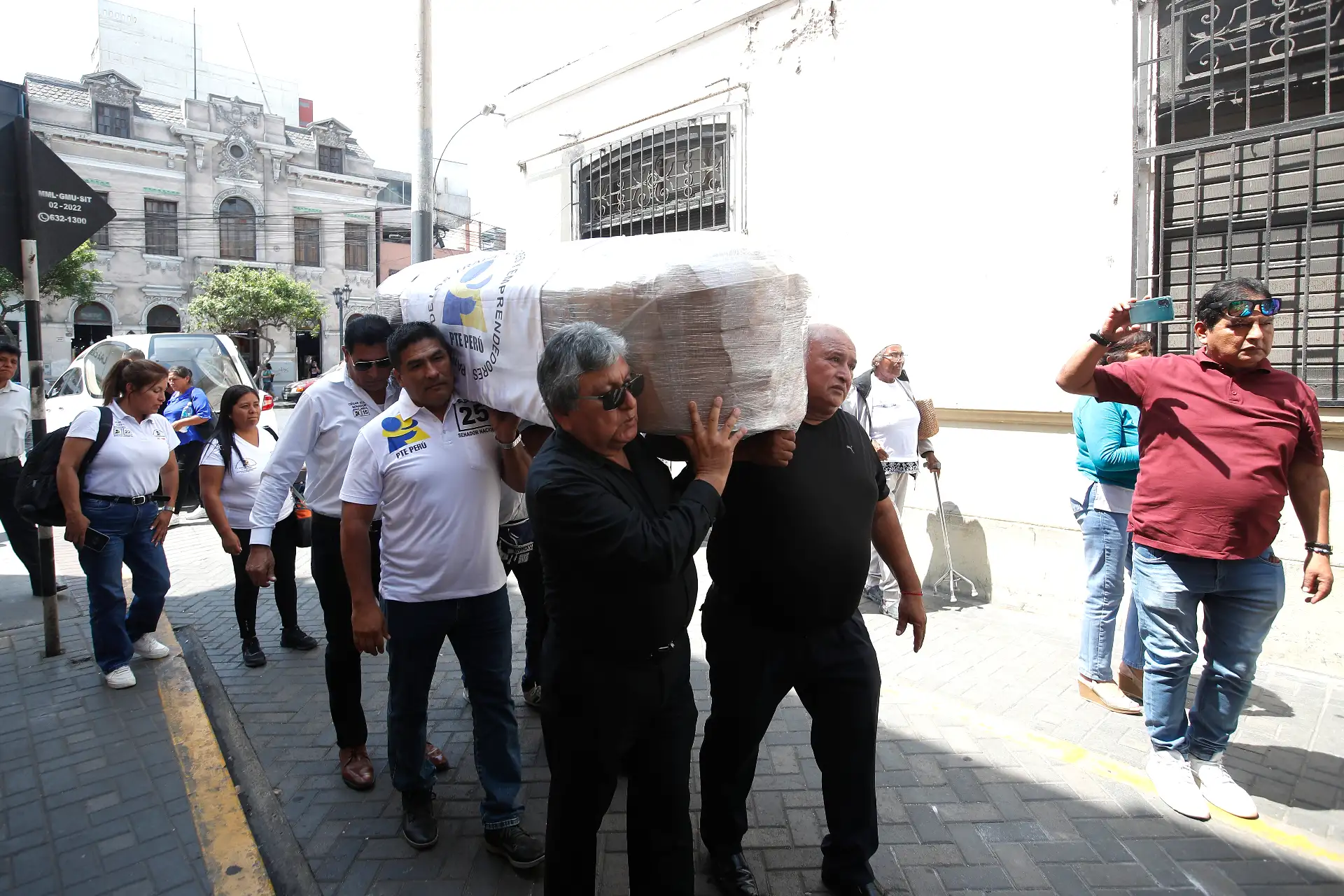 El féretro del excandidato presidencial Napoleón Becerra llegó al centro de Lima y fue trasladado al local del Partido de los Trabajadores y Emprendedores (PTE–Perú), donde militantes y simpatizantes le rindieron un homenaje póstumo. Posteriormente, sus restos serán llevados a la región Cajamarca, donde se realizará su sepelio. Foto: ANDINA/Eddy Ramos