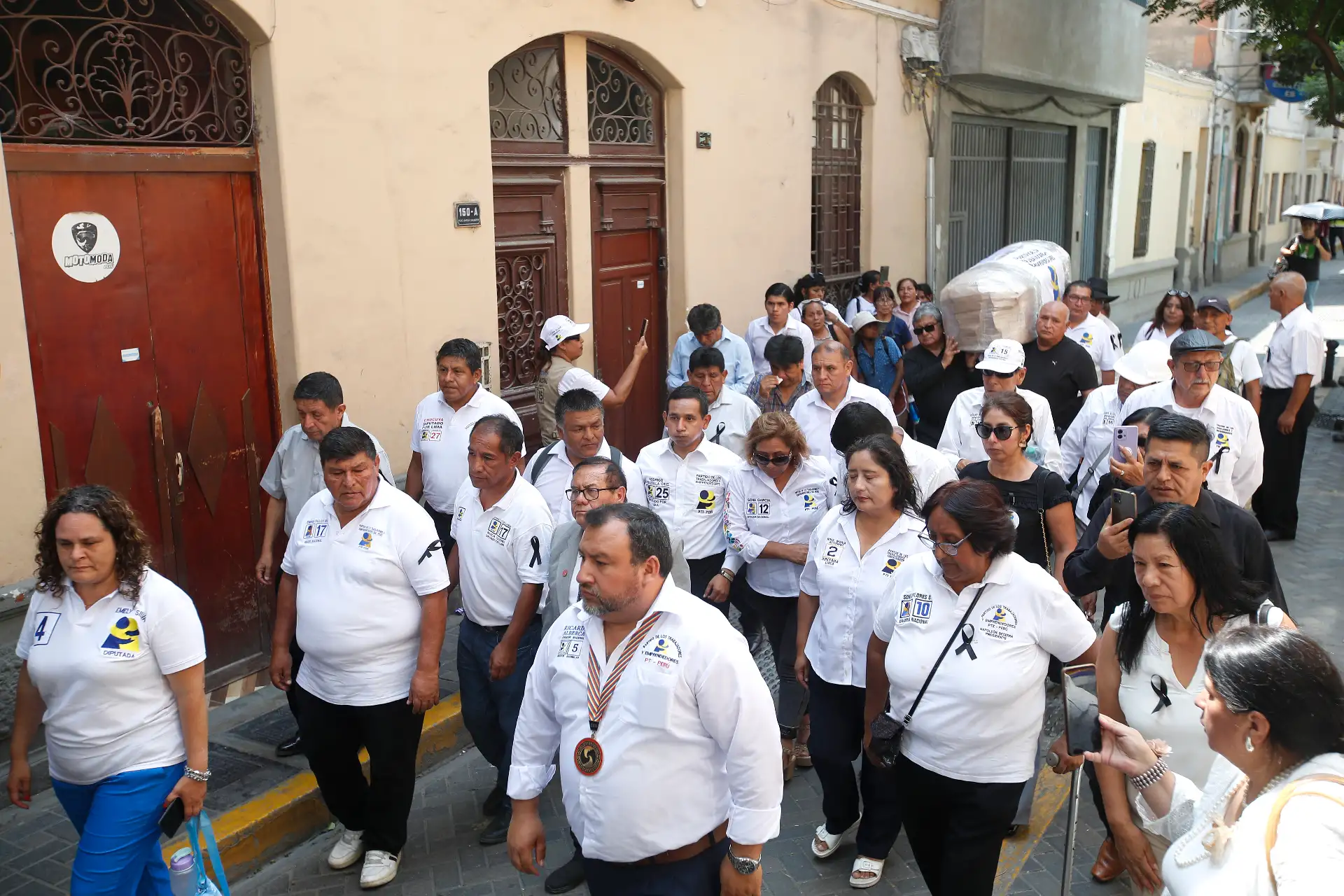 El féretro del excandidato presidencial Napoleón Becerra llegó al centro de Lima y fue trasladado al local del Partido de los Trabajadores y Emprendedores (PTE–Perú), donde militantes y simpatizantes le rindieron un homenaje póstumo. Posteriormente, sus restos serán llevados a la región Cajamarca, donde se realizará su sepelio. Foto: ANDINA/Eddy Ramos