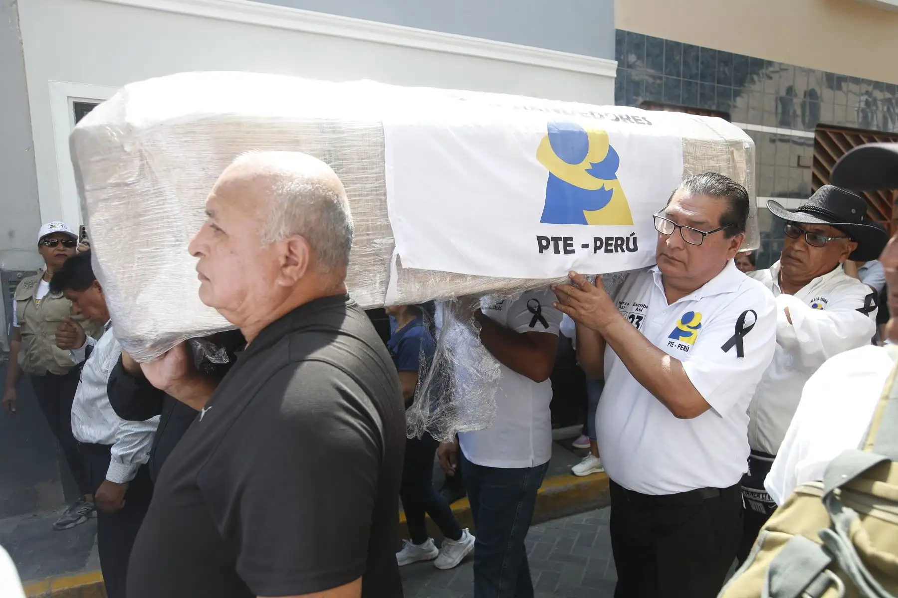 El féretro del excandidato presidencial Napoleón Becerra llegó al centro de Lima y fue trasladado al local del Partido de los Trabajadores y Emprendedores (PTE–Perú), donde militantes y simpatizantes le rindieron un homenaje póstumo. Posteriormente, sus restos serán llevados a la región Cajamarca, donde se realizará su sepelio. Foto: ANDINA/Eddy Ramos